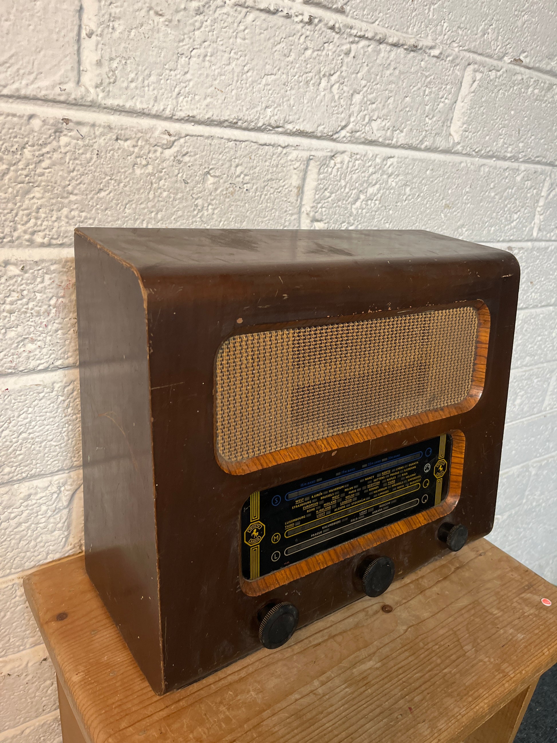 Small antique mahogany framed radio 5525
