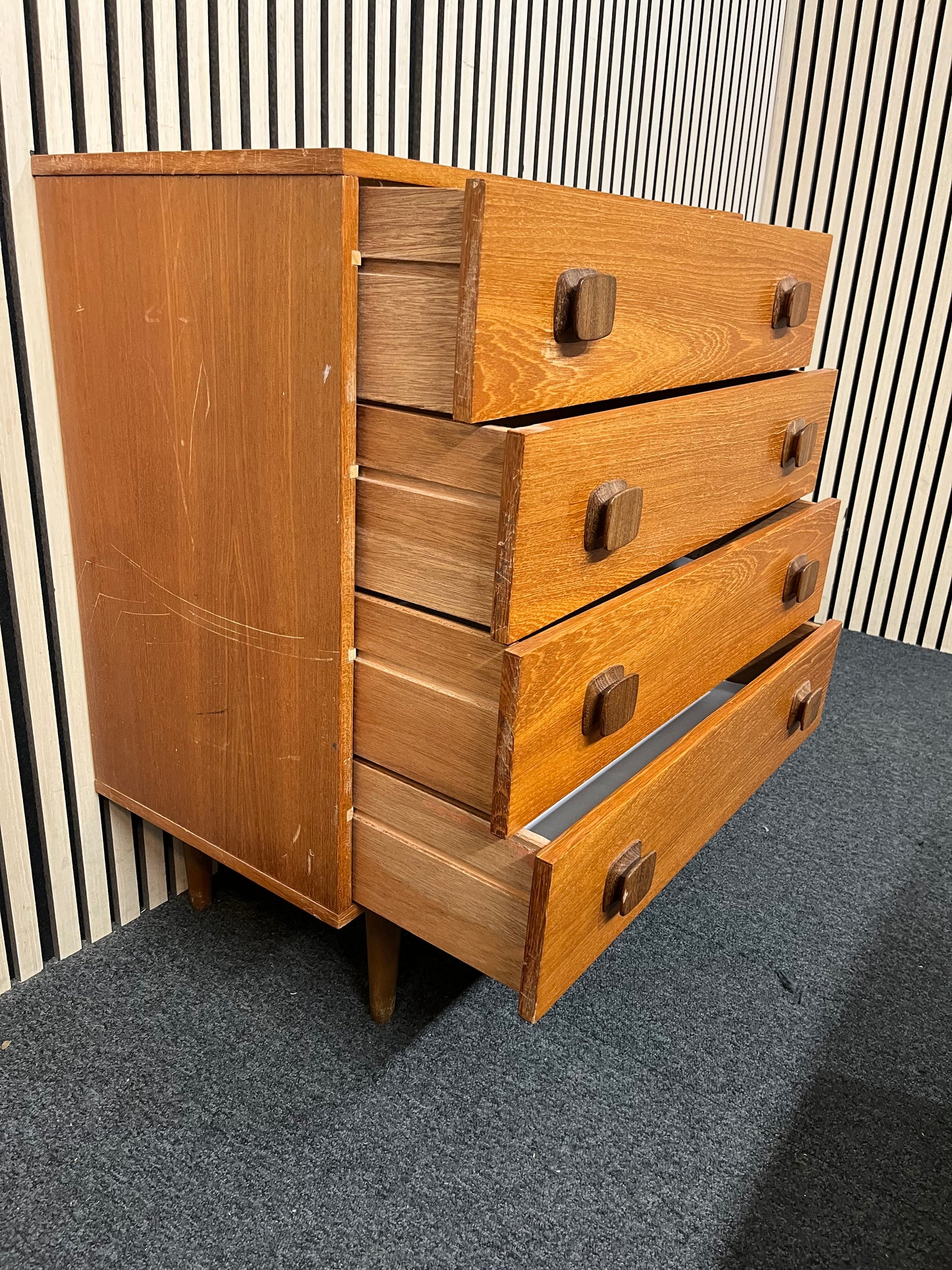 Low mid century teak veneer chest of drawers (H 83 x 71 x D 40 cm) 43499