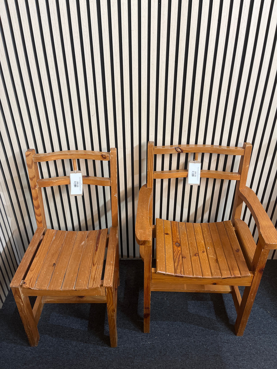 Solid pine large rectangular dining table (L 152 x W 75 cm) with matching chairs (2 carver dining chairs + 2 dining chairs) 2425