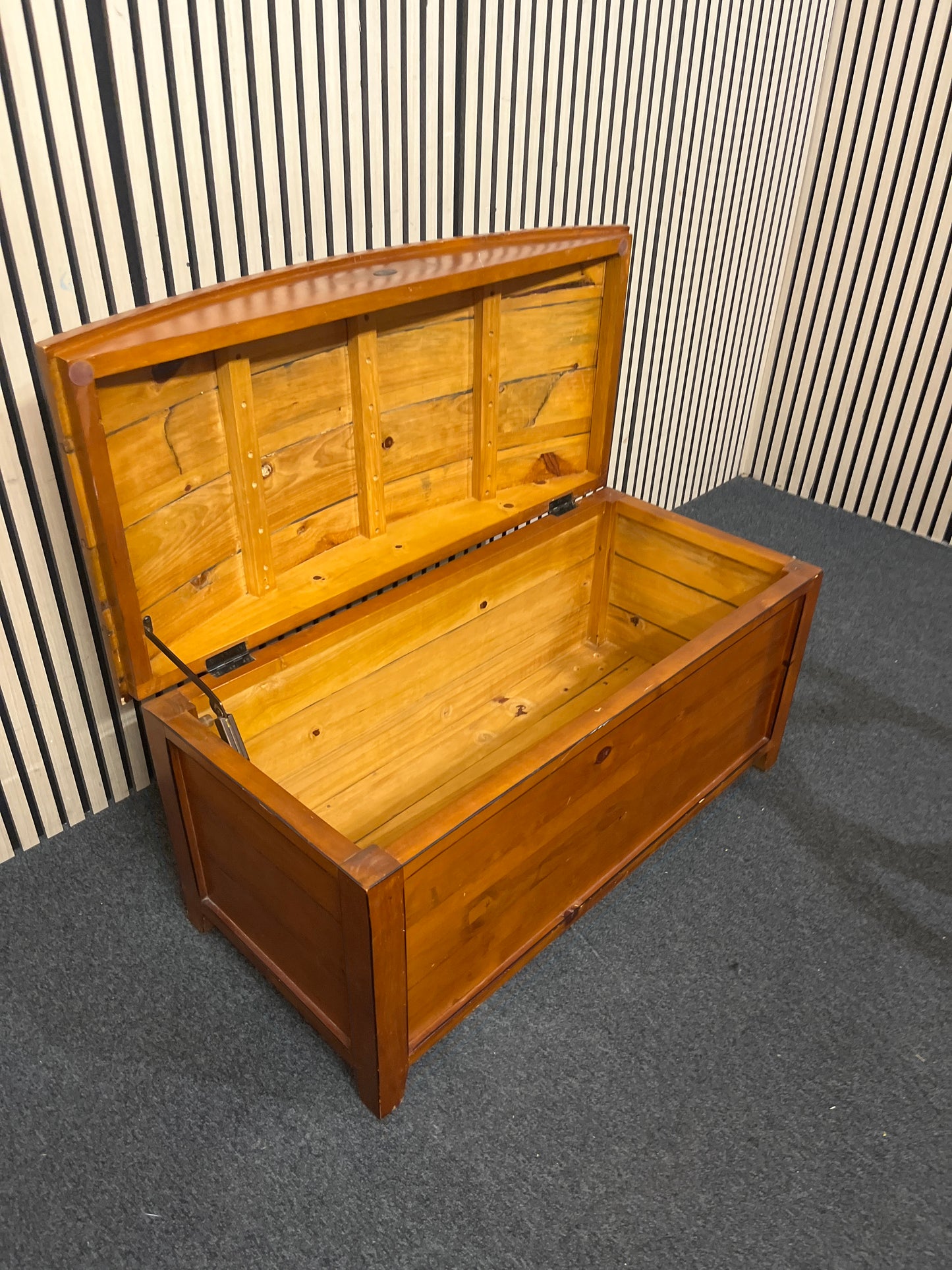 Solid pine top open blanket box, curved top
(H 55 x W 103 x D 46 cm)  44259