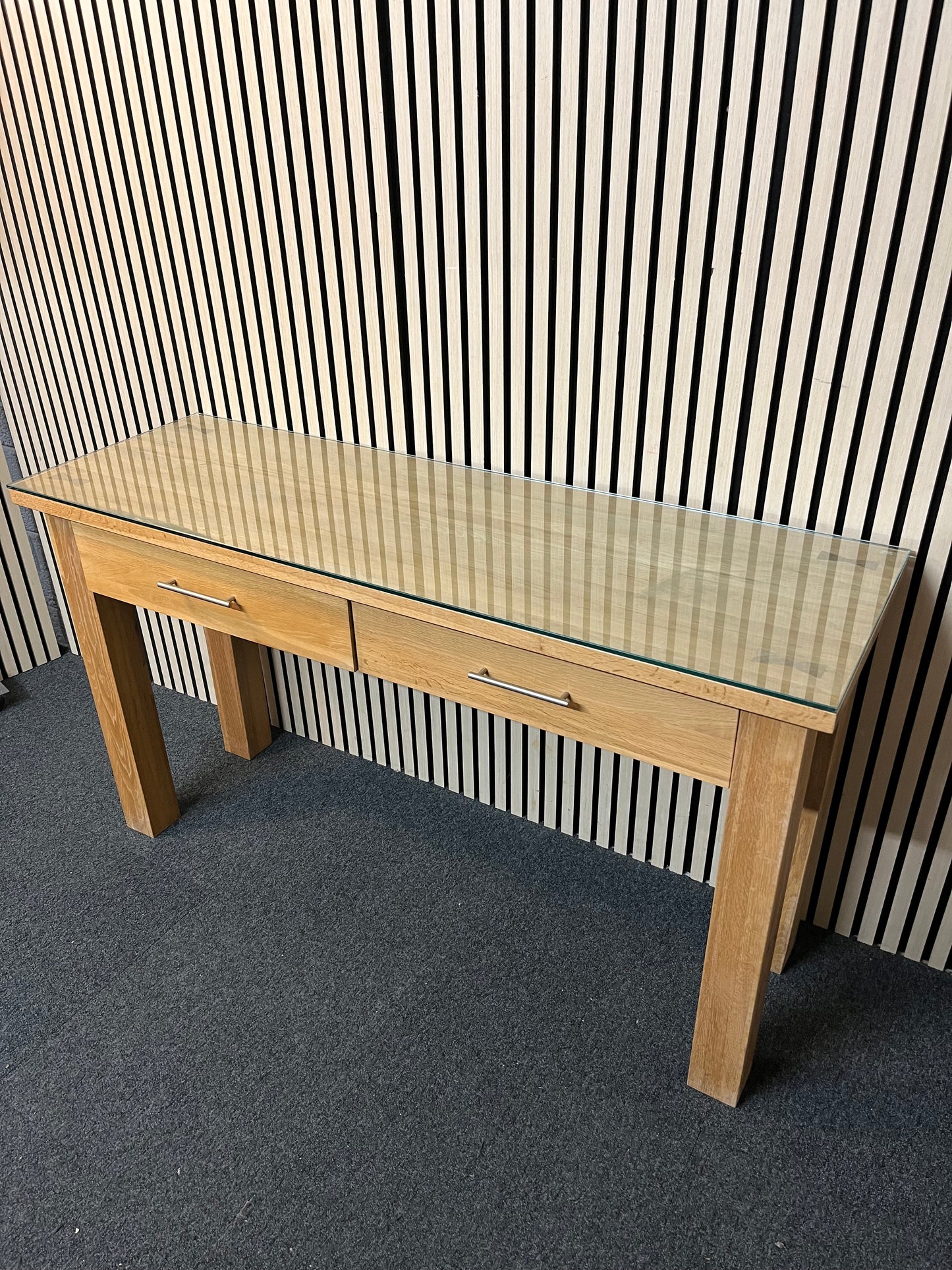 Large solid oak tall 2 drawer console table with glass top (H 79 x W 140 x D 47 cm) 1425