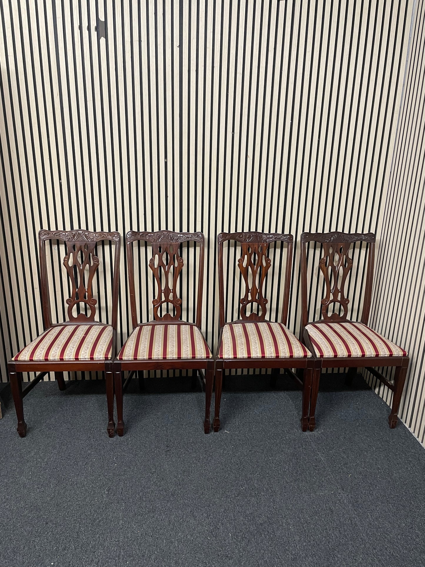 Rossmore Mahogany dining chair with red and white pattern fabric seat (Set of 4) 1226