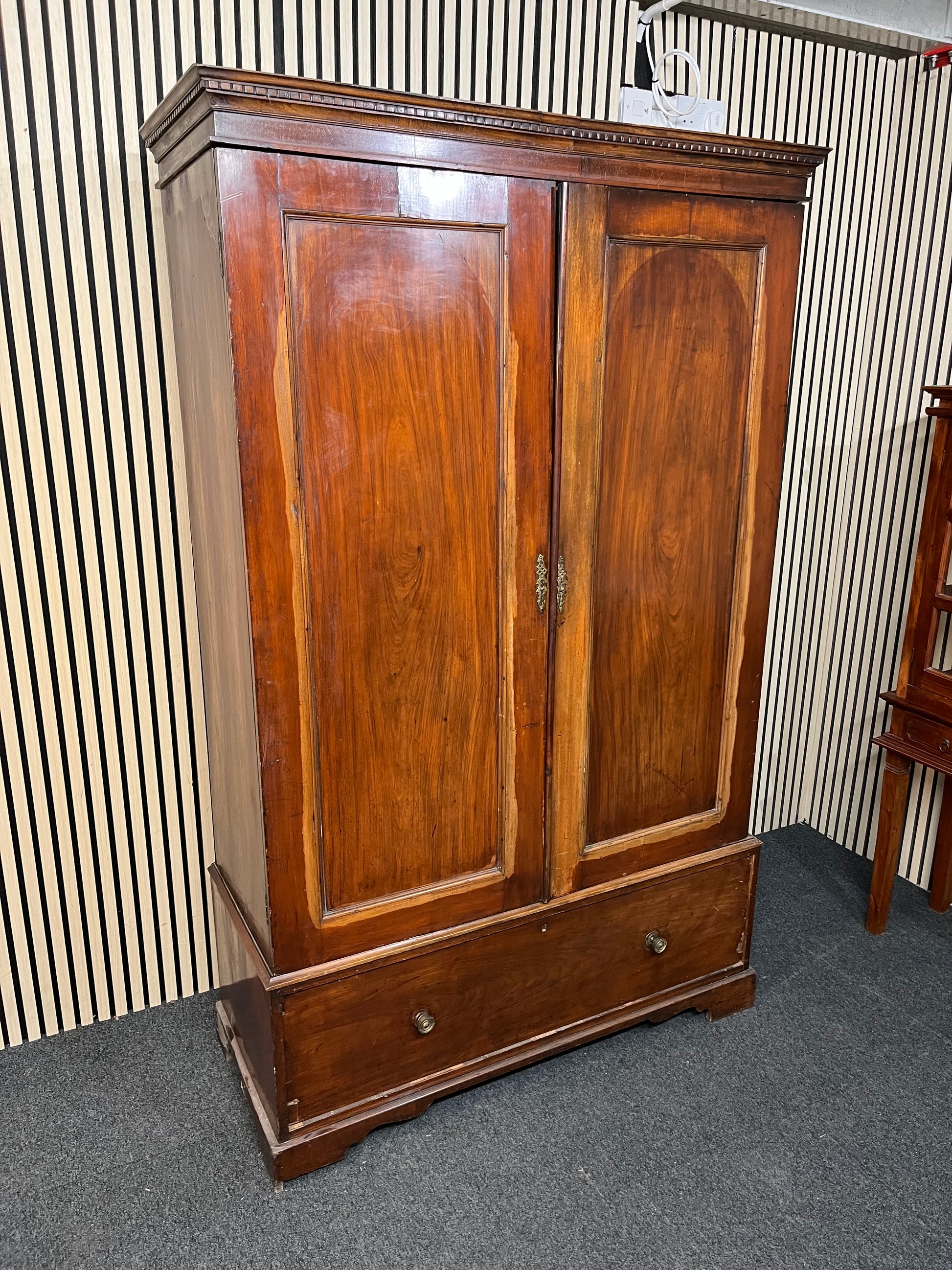 Antique mahogany tall 2 door 1 drawer gentlemans wardrobe with internal drawers and hanging rail (H 200 x W 123 x D 48 cm) 2425