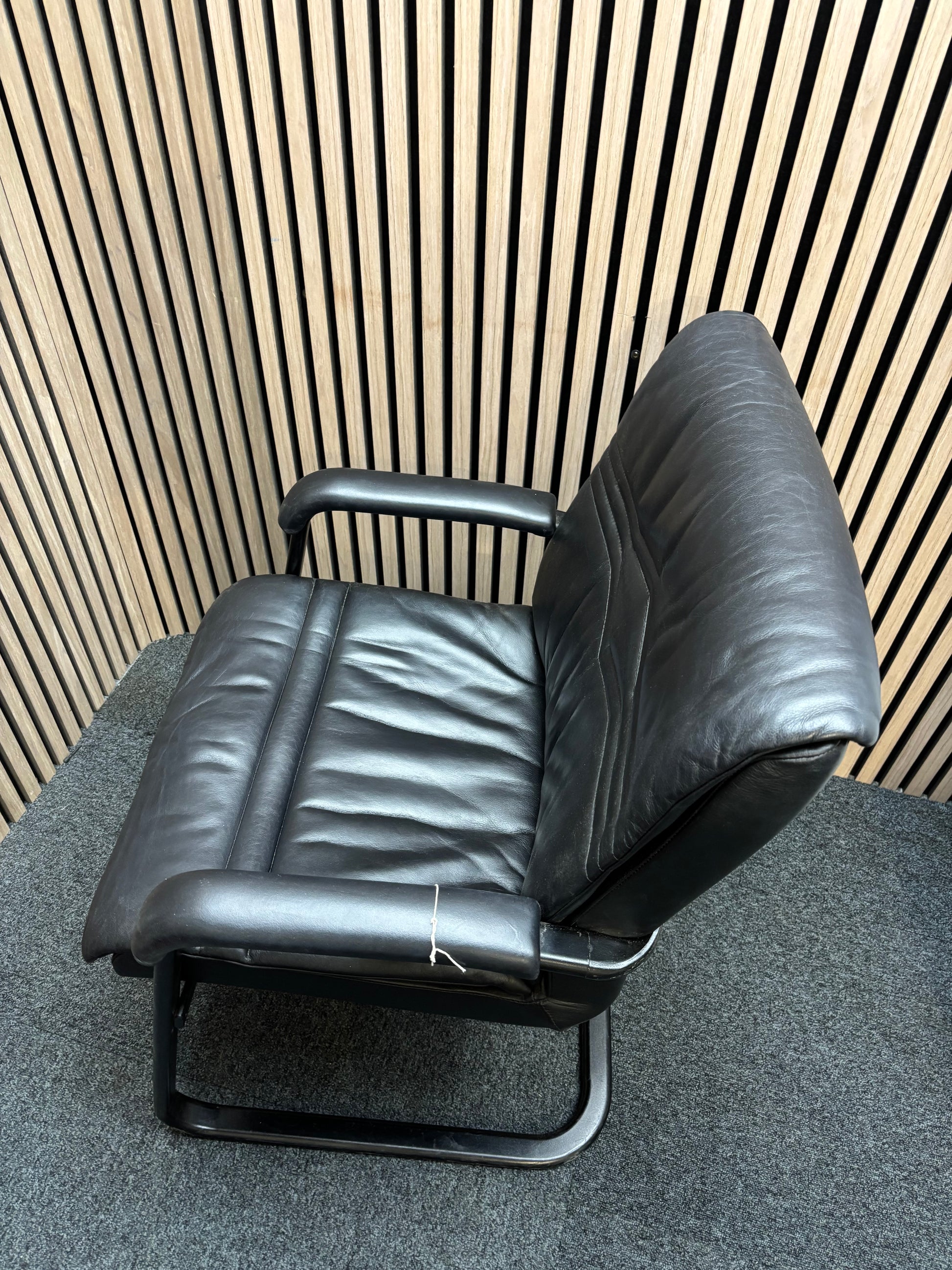 Paud secondhand black leatherette meeting chair with solid black metal frame