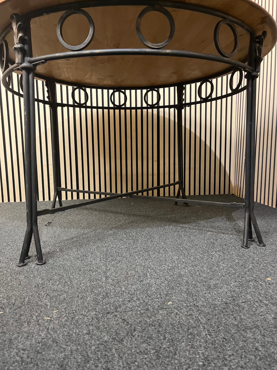 Round slatted wood top with decorative black metal base.(125 cm diameter)  44256