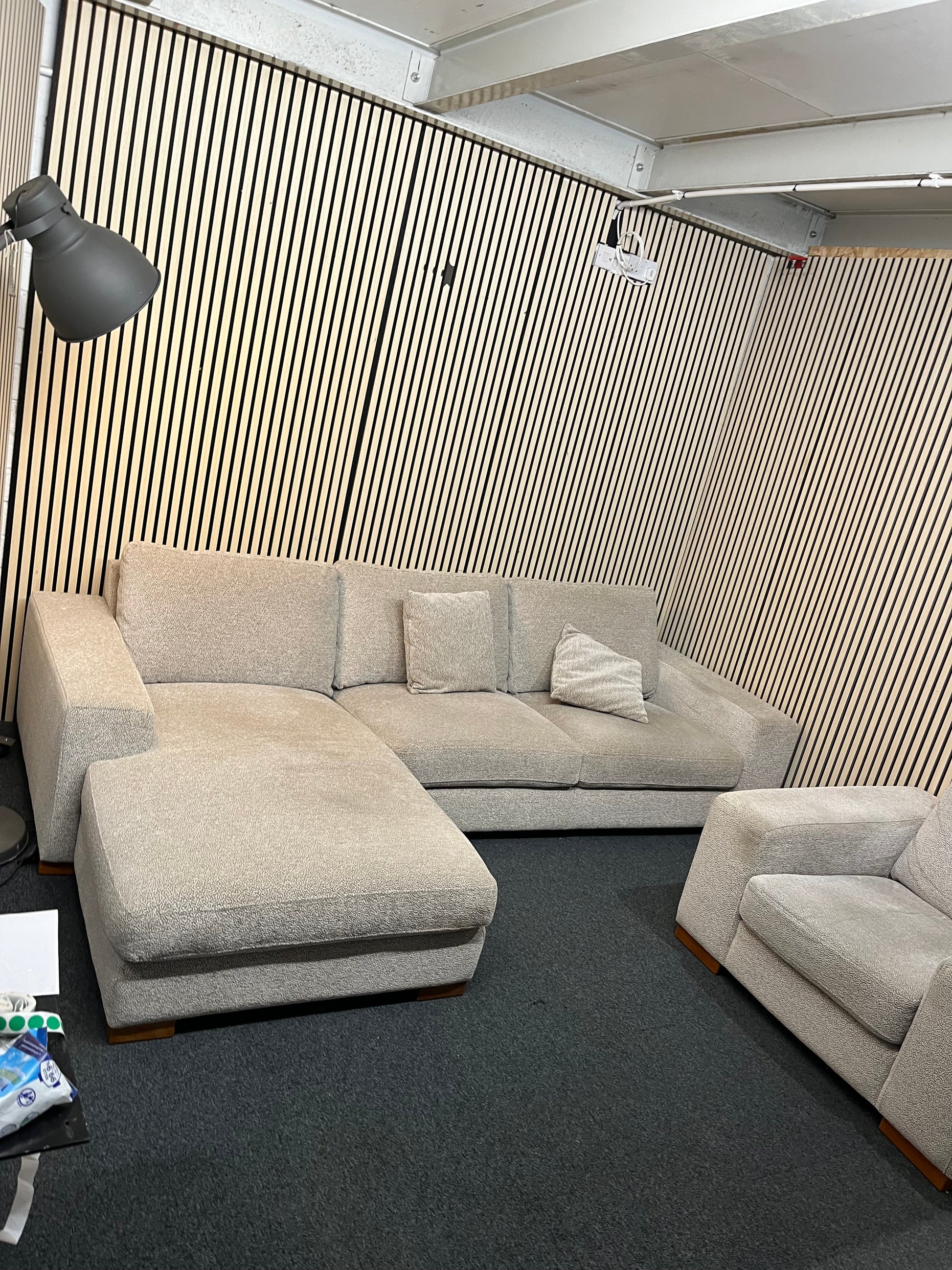 Large right hand light cream fabric corner sofa suite with matching armchair (Width 290 cm, depth 170cm and 100 cm) 1126