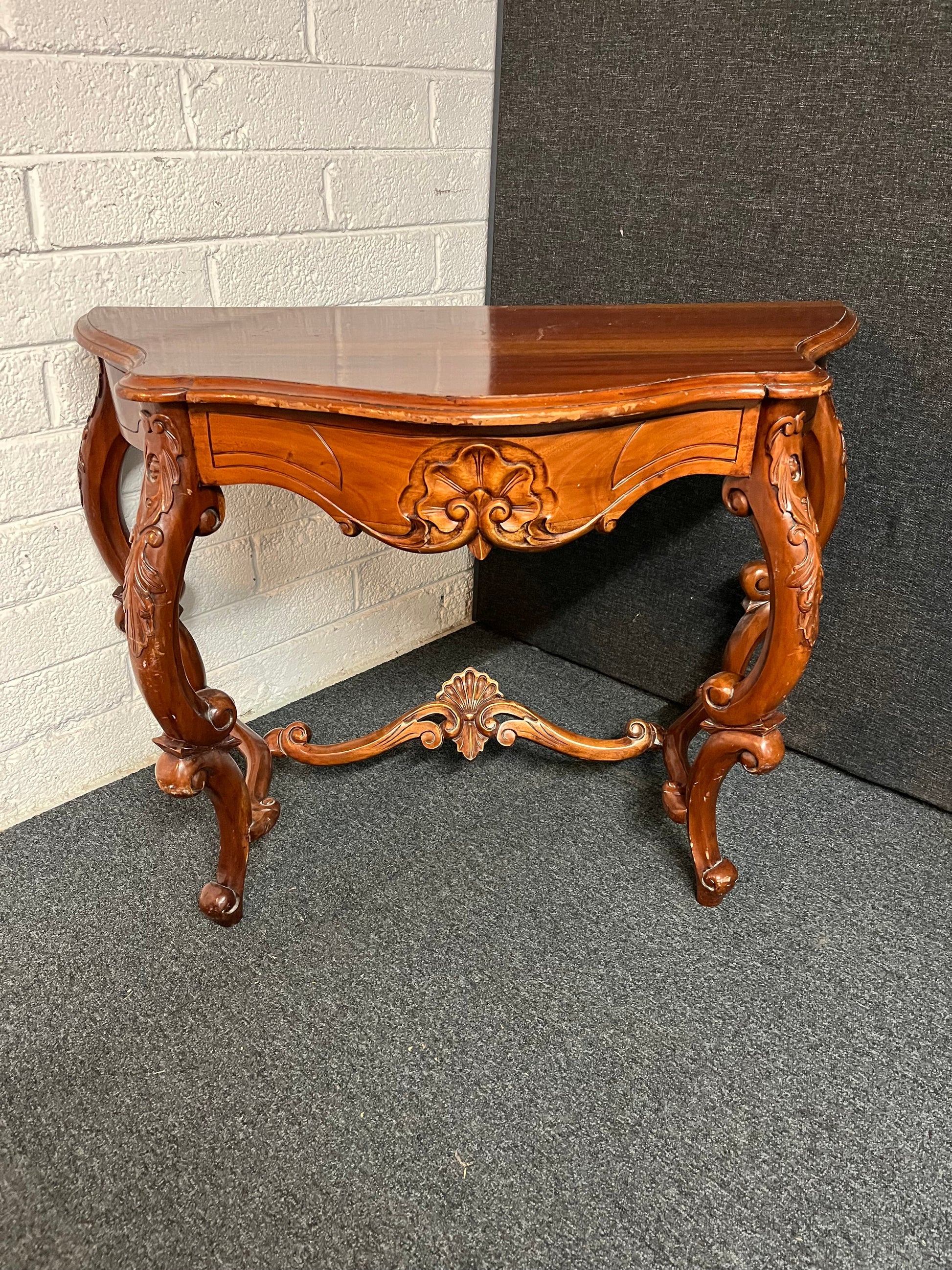 Ornate mahogany console tabel with carved detailing (H 750 x W 1050 x D 490 mm)