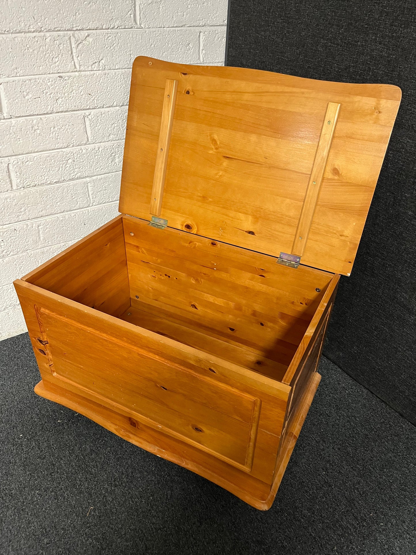 Pine blanket box  1225