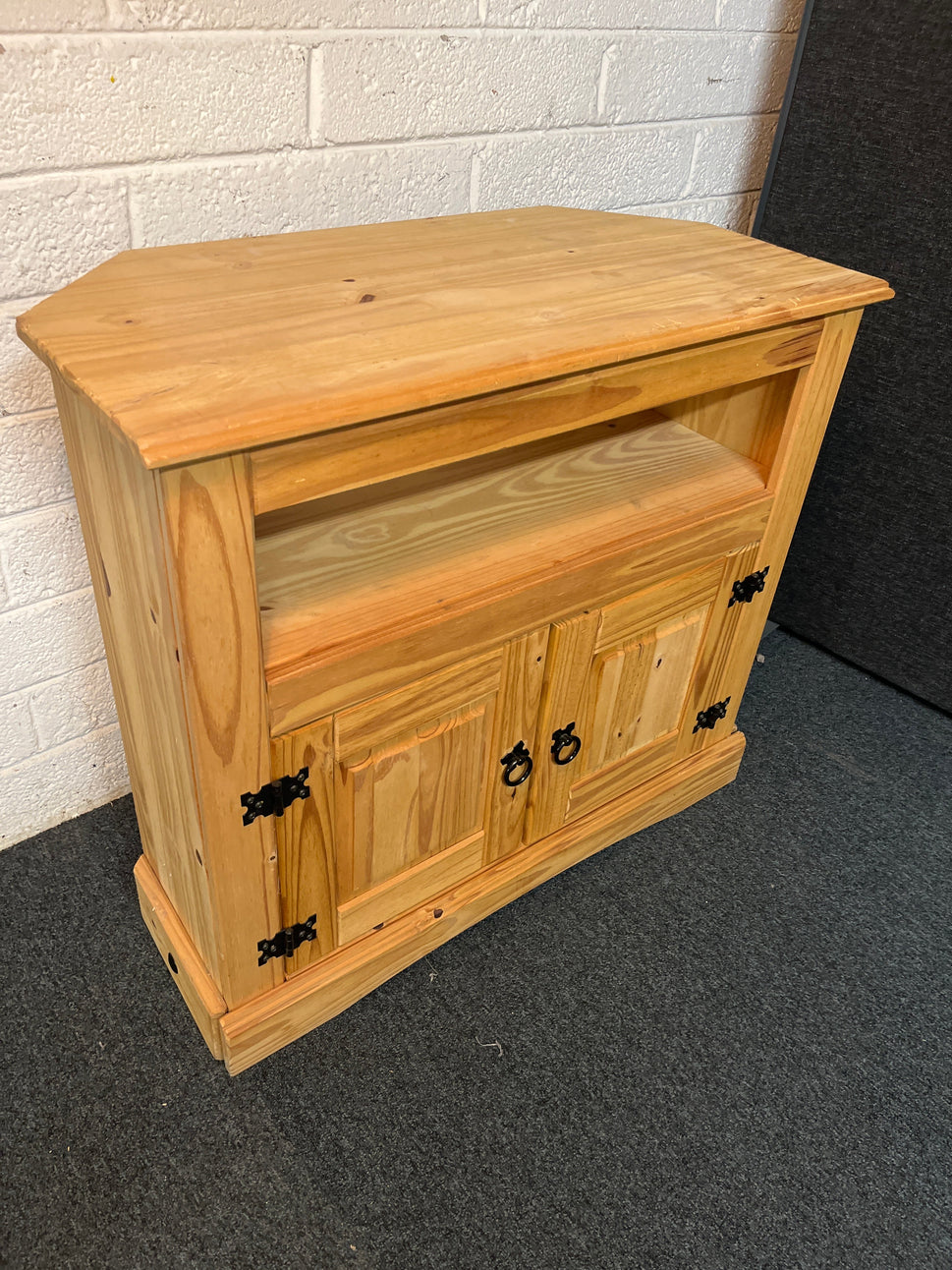 Waxed pine corona 2 door corner TV unit (H 75 x W 85 x D 43 cm) 2225