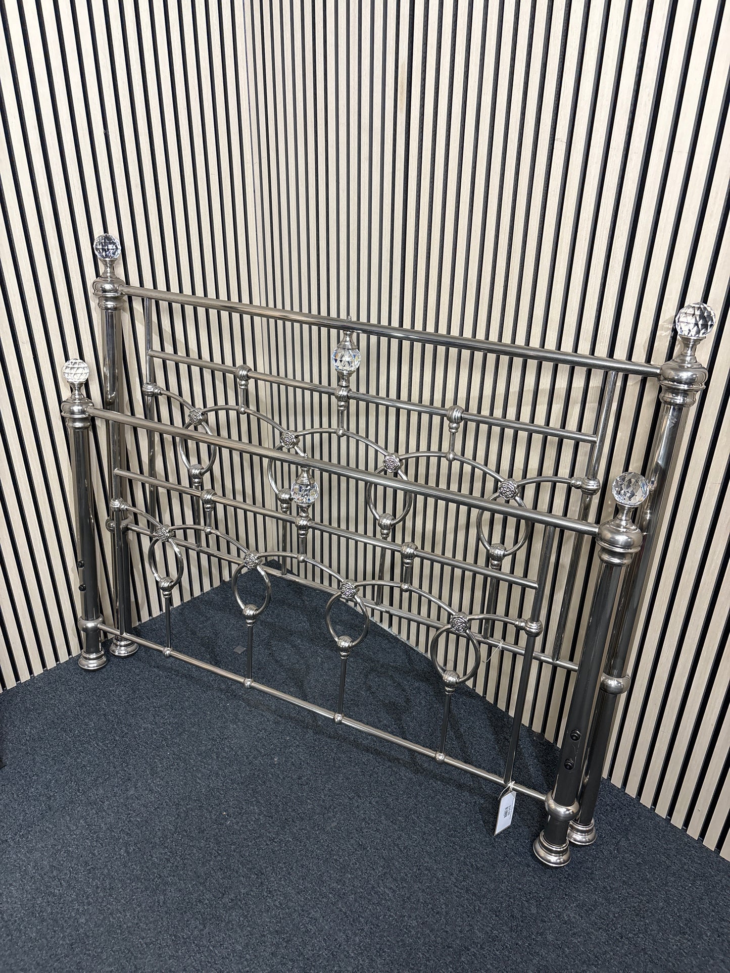 4ft 6 metal framed bed with glass baubles 3325