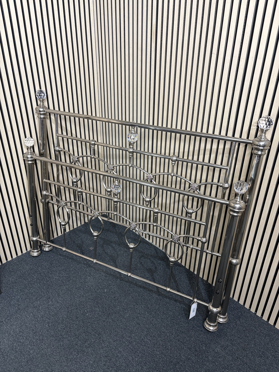 4ft 6 metal framed bed with glass baubles 3325
