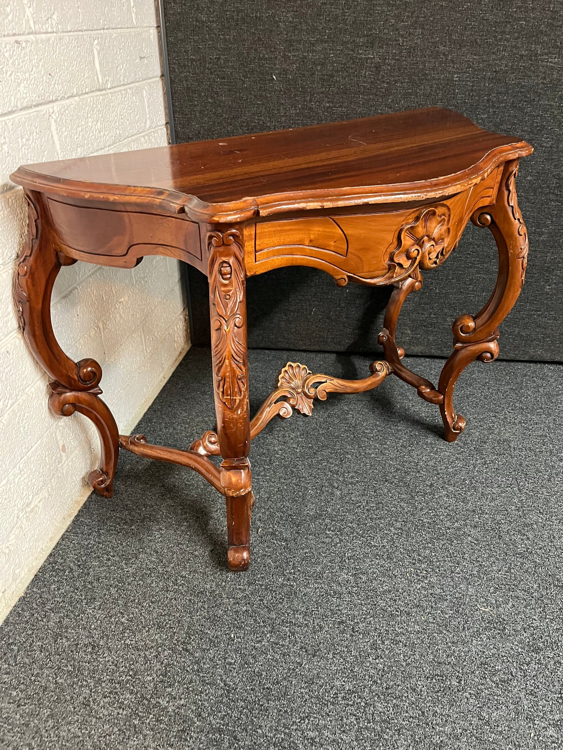 Ornate mahogany console tabel with carved detailing (H 750 x W 1050 x D 490 mm)