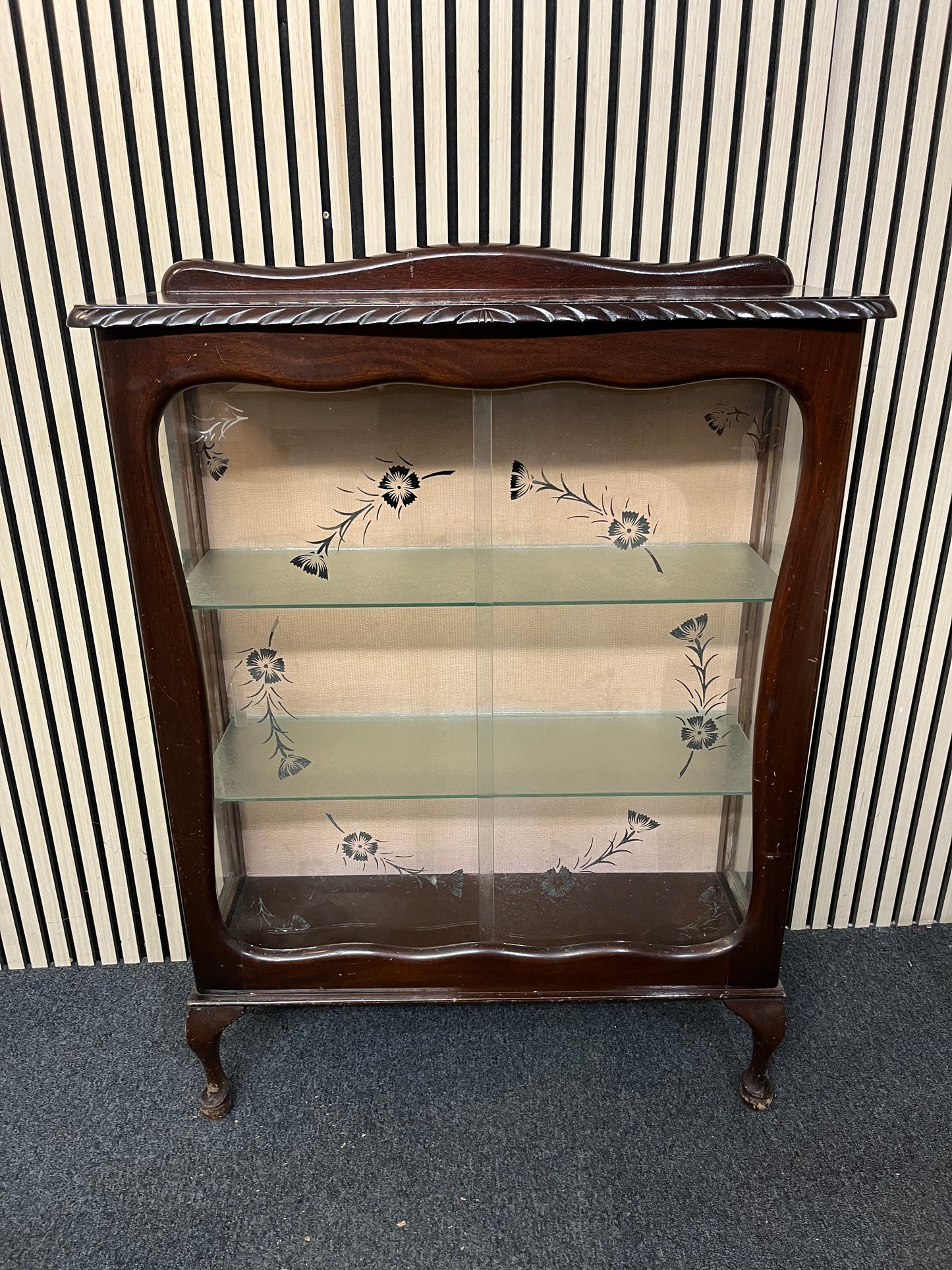 Ornate sliding glass door mahogany framed display unit (H 118 x W 87 x D 30 cm) 2425