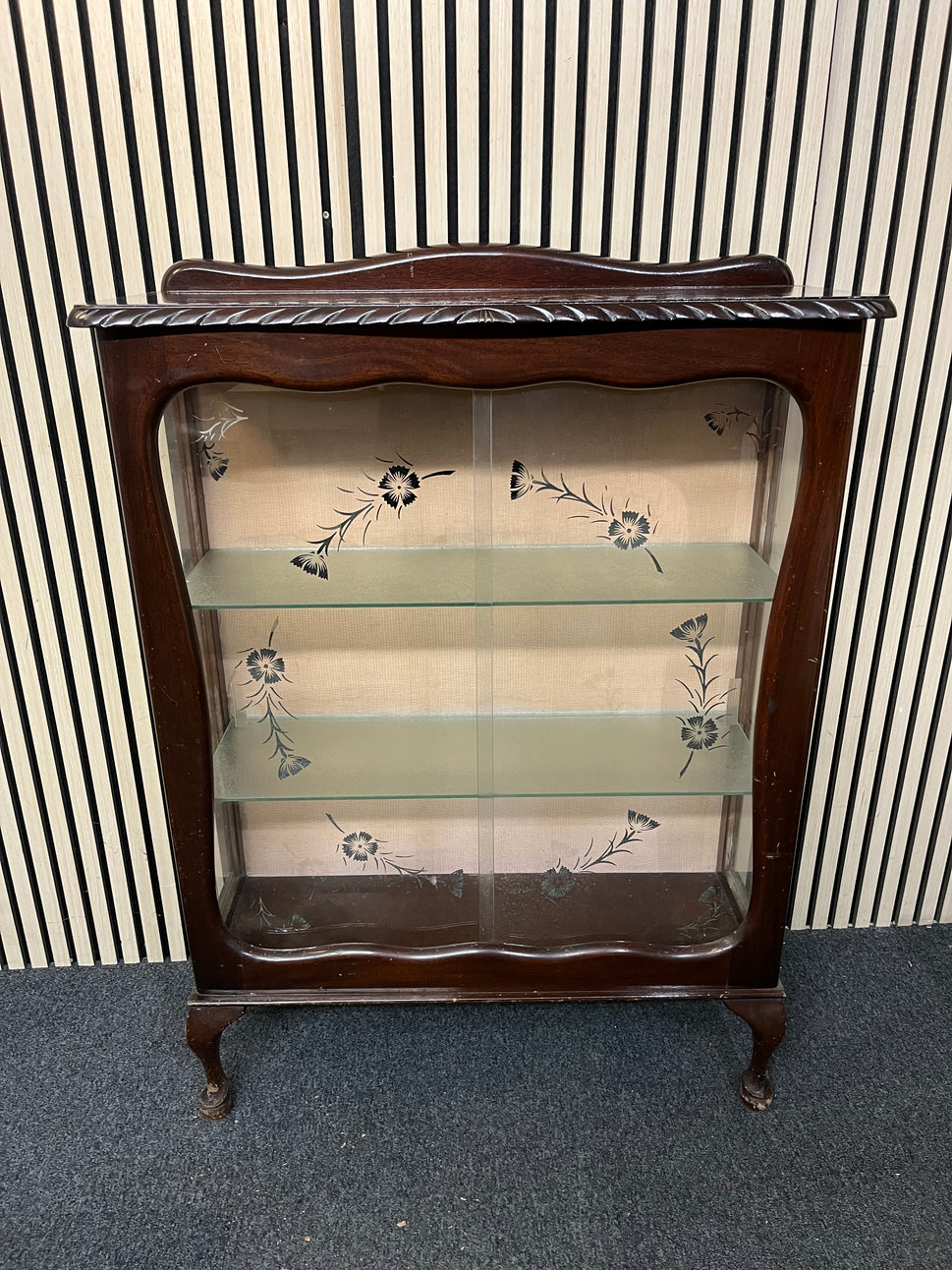 Ornate sliding glass door mahogany framed display unit (H 118 x W 87 x D 30 cm) 2425