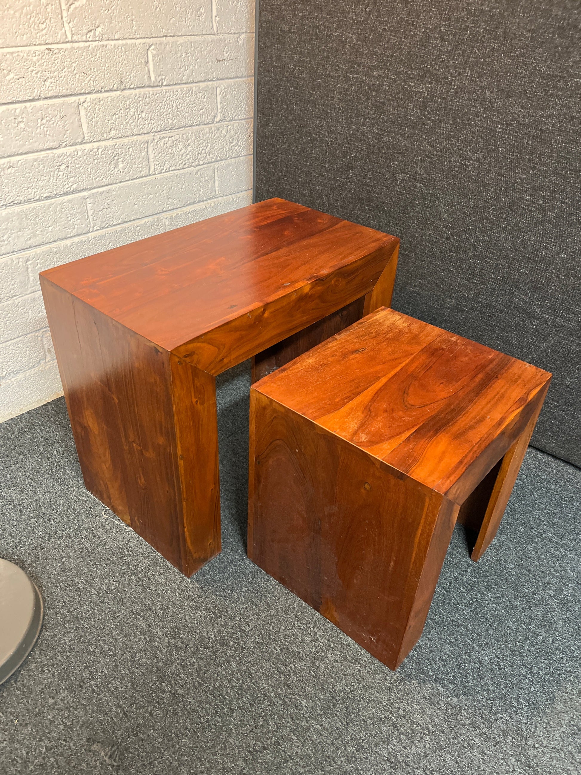 Solid teak stained nest of 2 lamp tables (H 60 x W 70 x D 40 cm) 2225