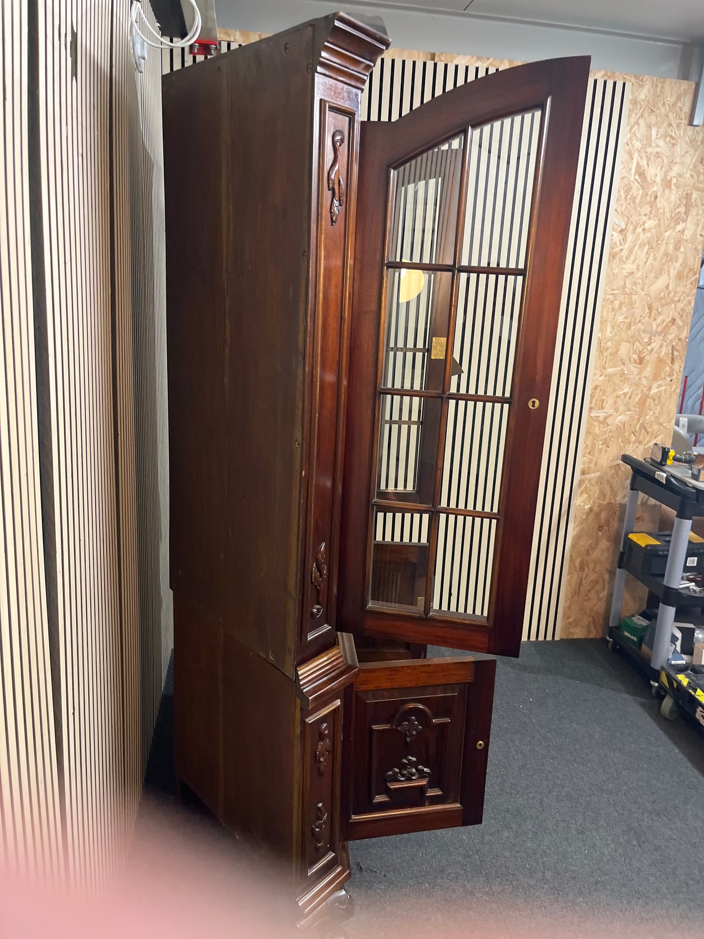 Dark wooden display cabinet curved on top with glass doors (H 200 x W 120 x D 50 cm) 43807