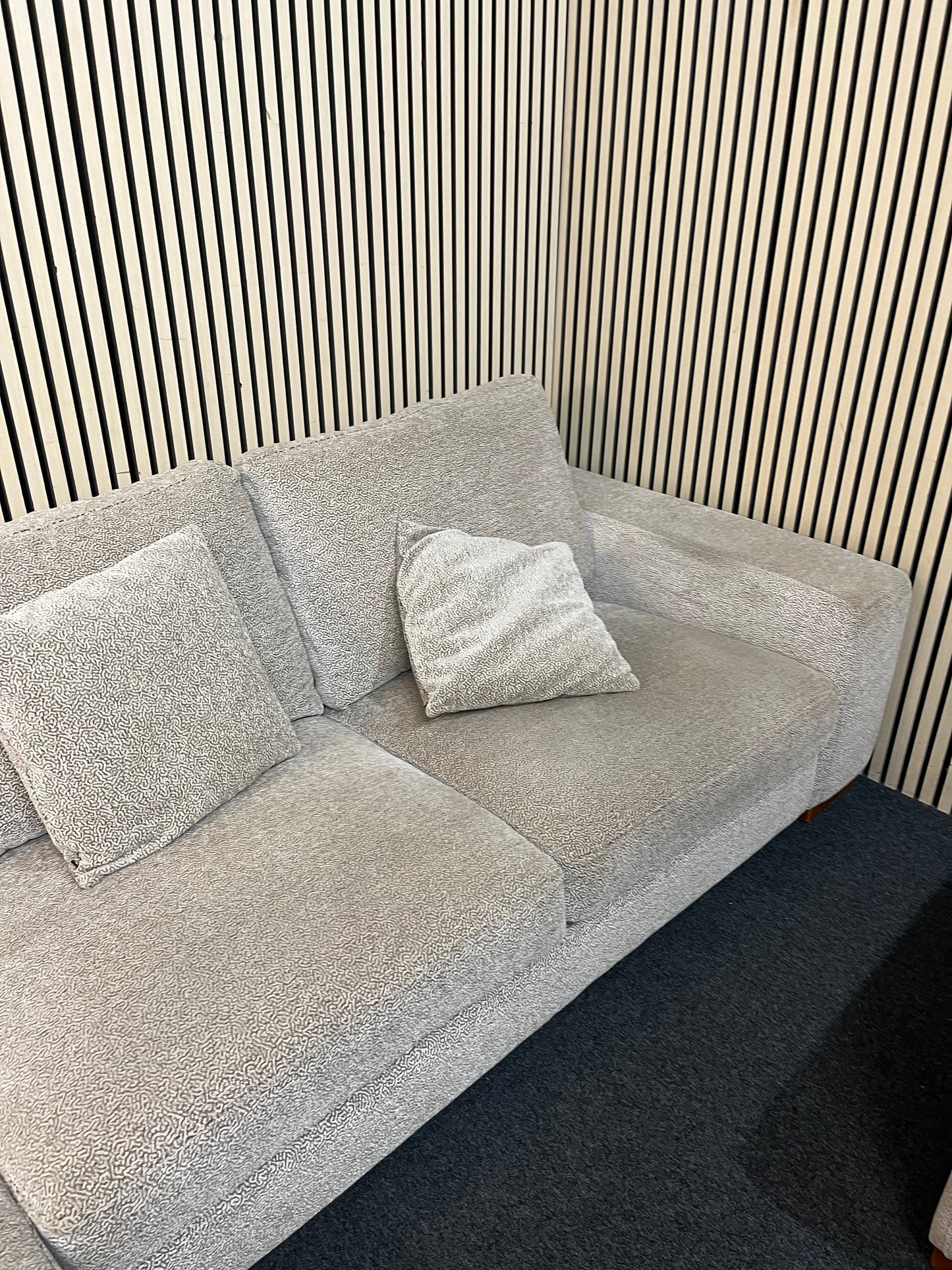 Large right hand light cream fabric corner sofa suite with matching armchair (Width 290 cm, depth 170cm and 100 cm) 1126