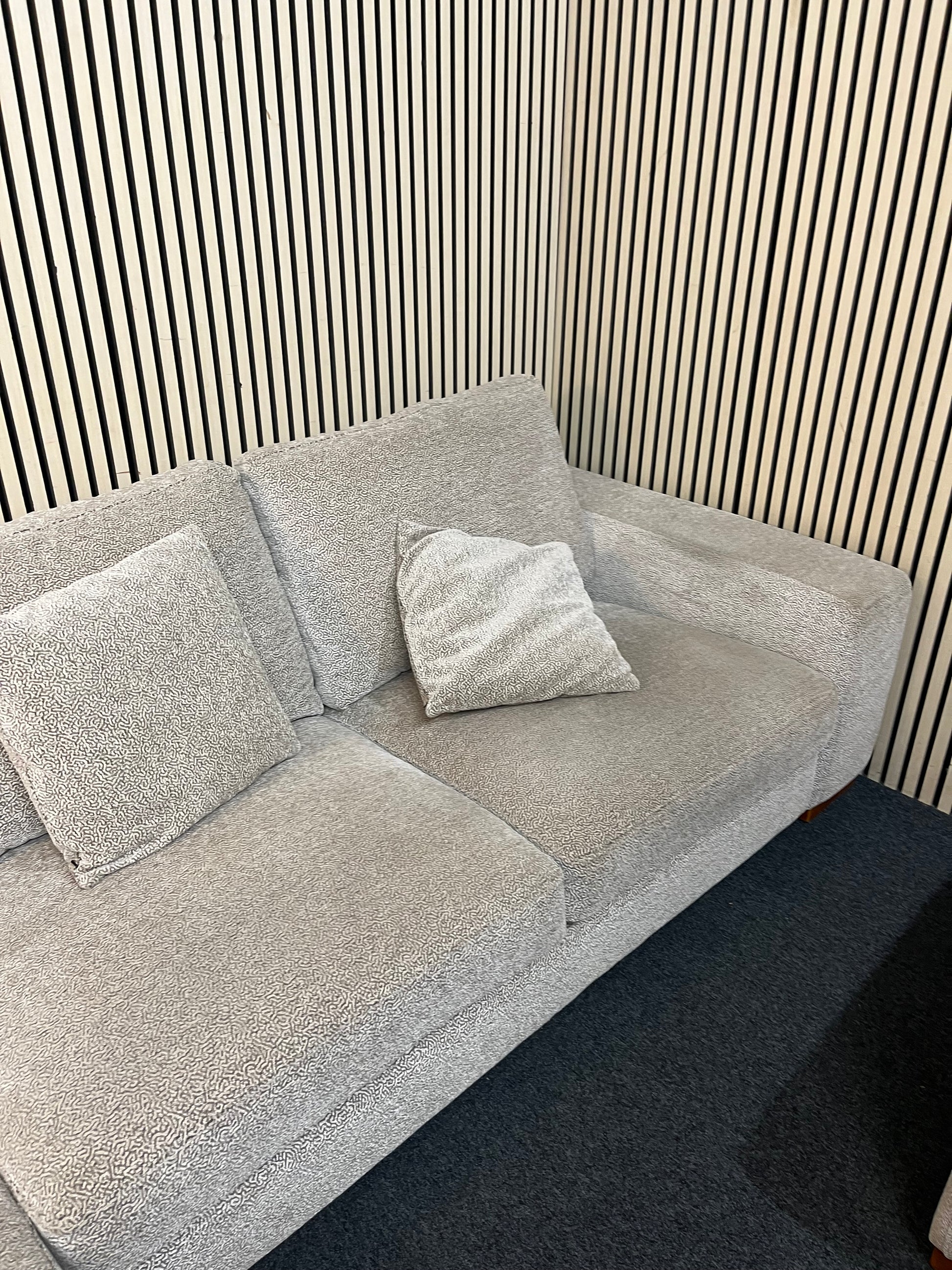 Large right hand light cream fabric corner sofa suite with matching armchair (Width 290 cm, depth 170cm and 100 cm) 1126