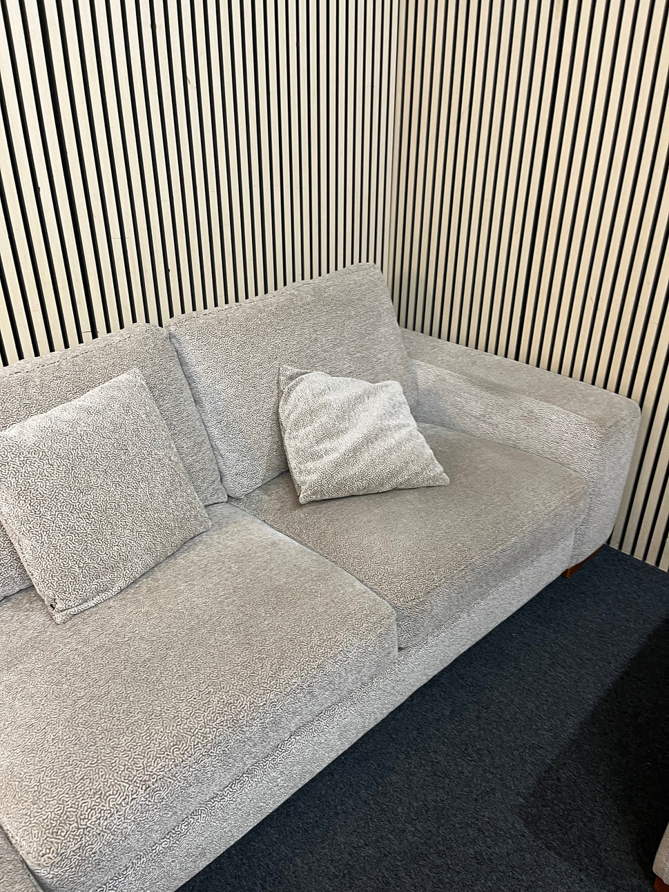 Large right hand light cream fabric corner sofa suite with matching armchair (Width 290 cm, depth 170cm and 100 cm) 1126