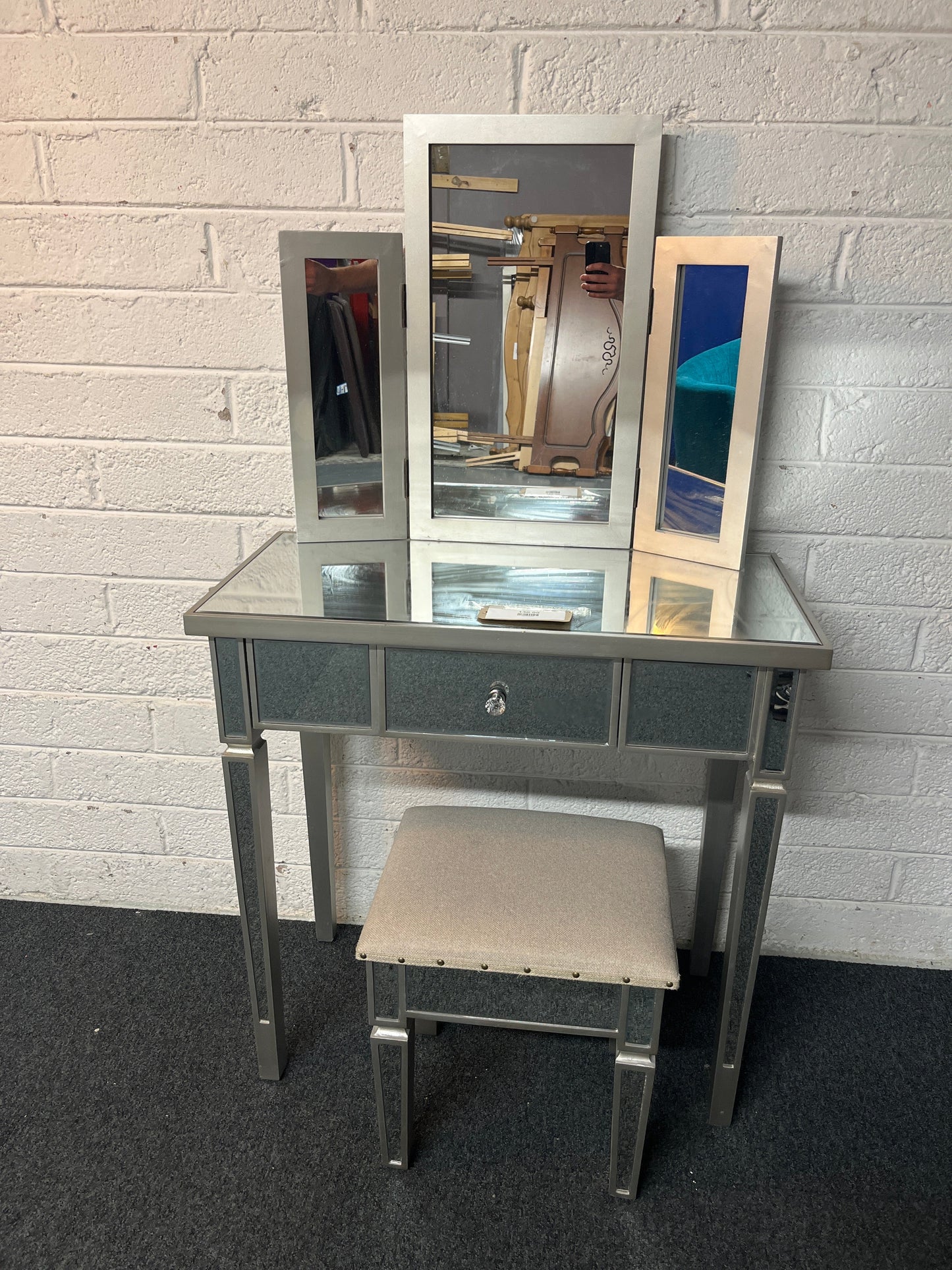 Mirrored bedroom make up dresser with drawers and matching mirror and stool (H 147 x W 80 x D 40 cm) 2225