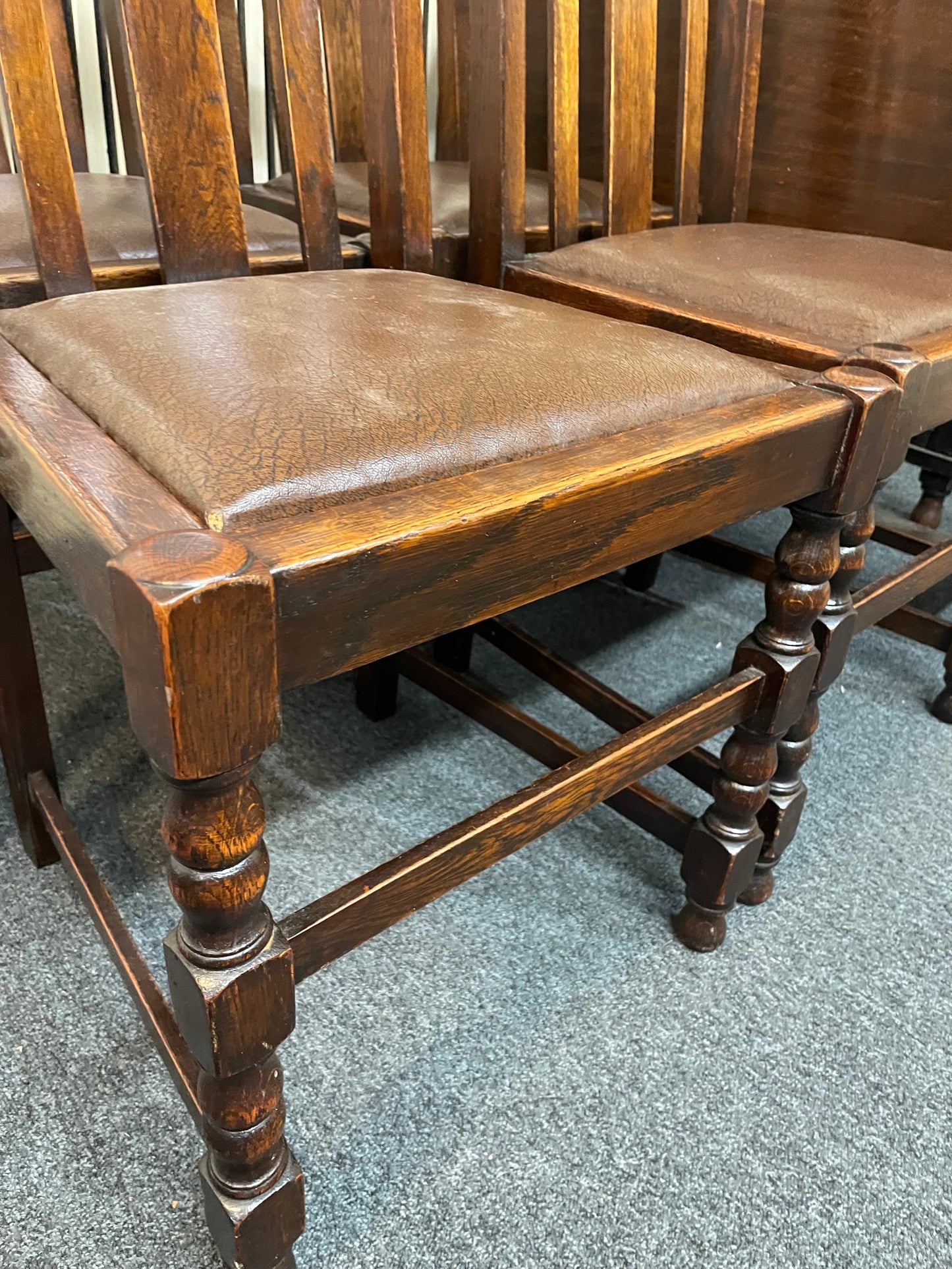 Drop leaf dark oak stained oval dining table, barley twist legs (W 109 x L 135 cm) with 4 no. matching chairs  3126