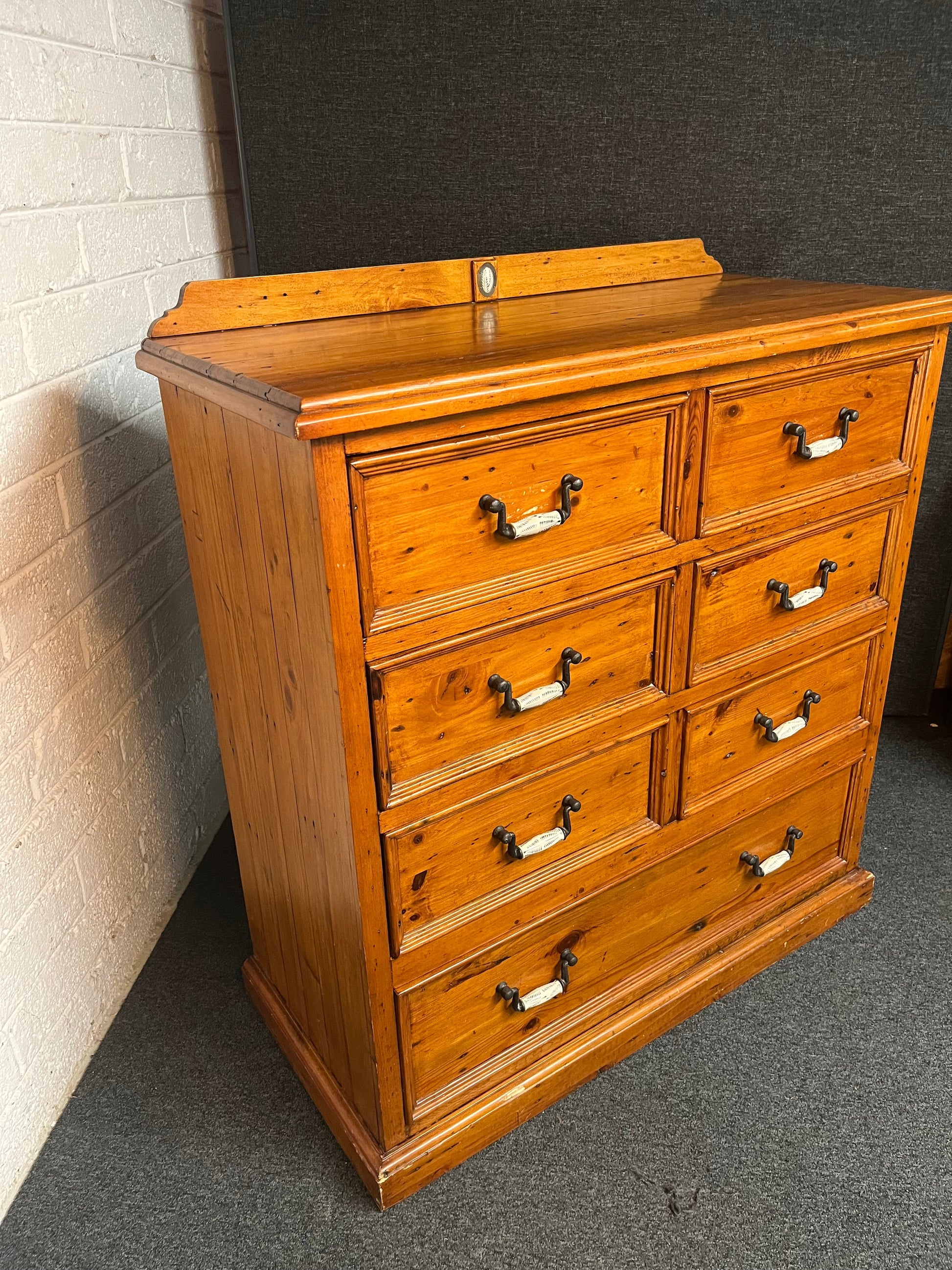 7 drawer solid pine chest of drawers ivory and metal handles (H 120 x W 110 x D 50 cm) 2225