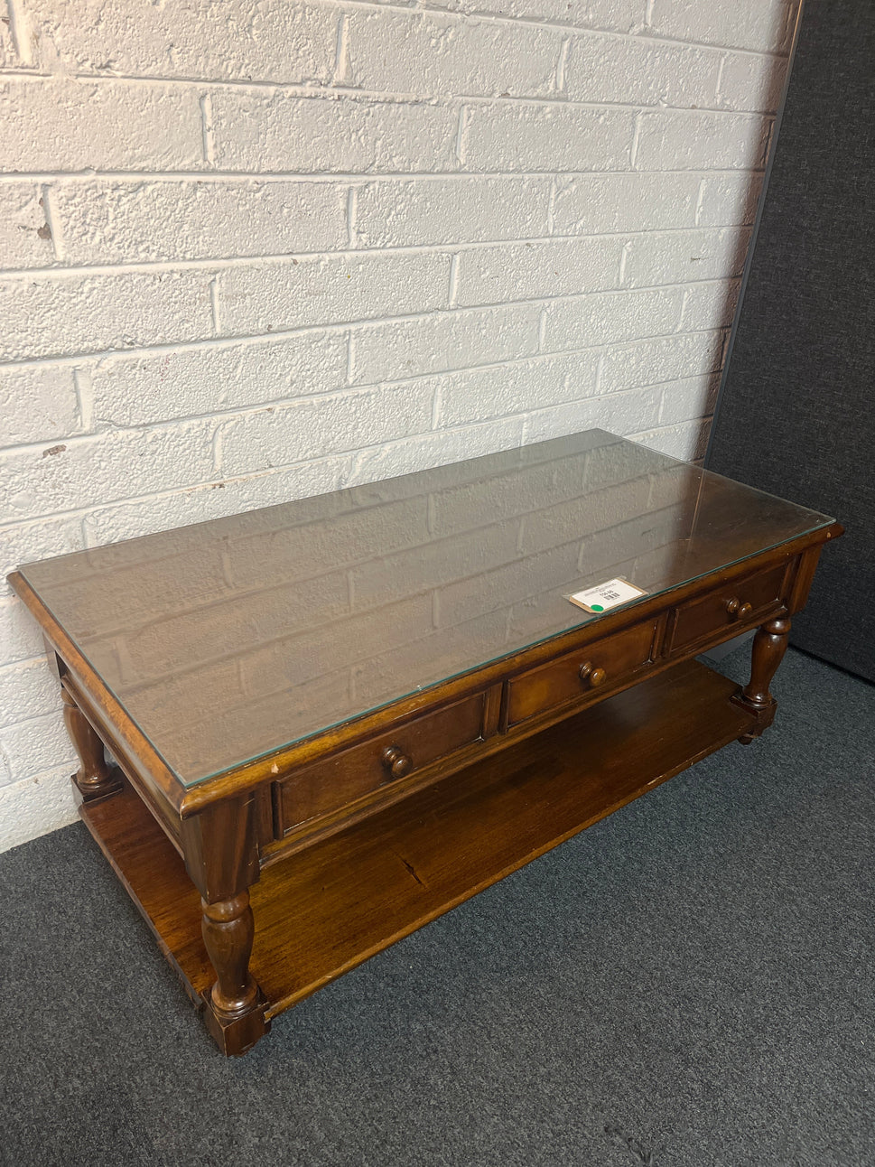 Large rectangular solid mahogany coffee table with drawers and protective glass top (H 53 x W 131 x D 62 cm) 2225
