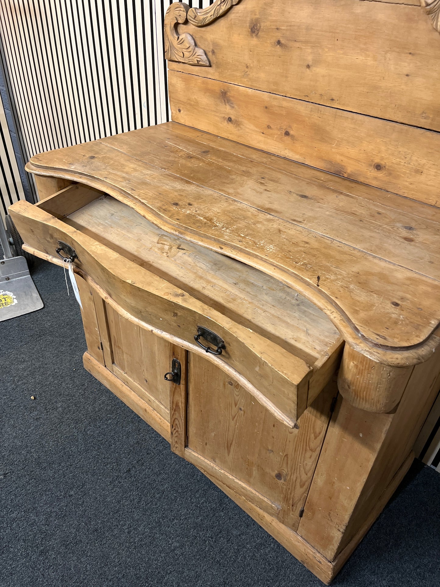 Pitch pine bow fronted 2 door 1 drawer sideboard with upstand (H 142 x W 108 x D 56 cm) 1126