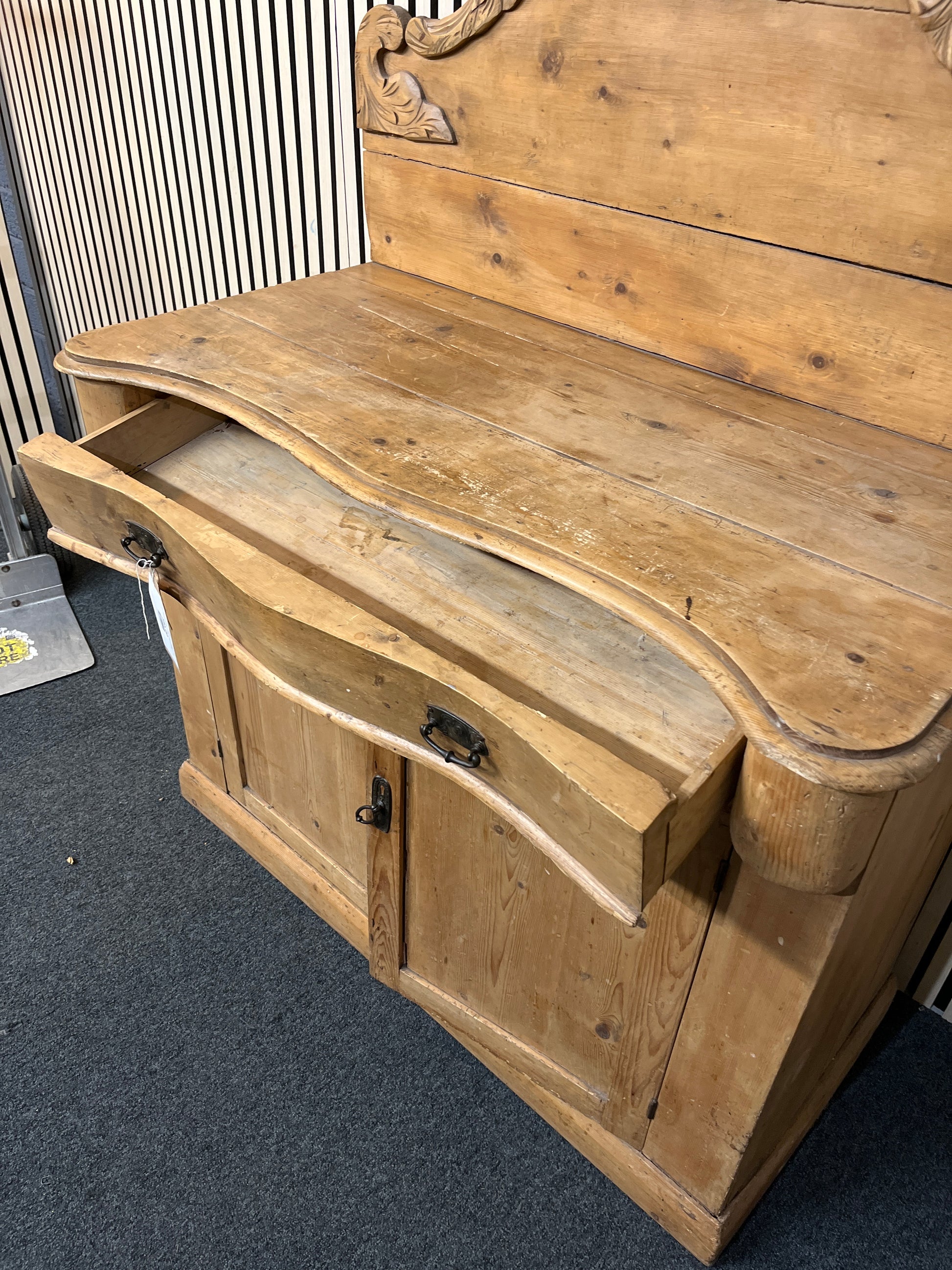 Pitch pine bow fronted 2 door 1 drawer sideboard with upstand (H 142 x W 108 x D 56 cm) 1126