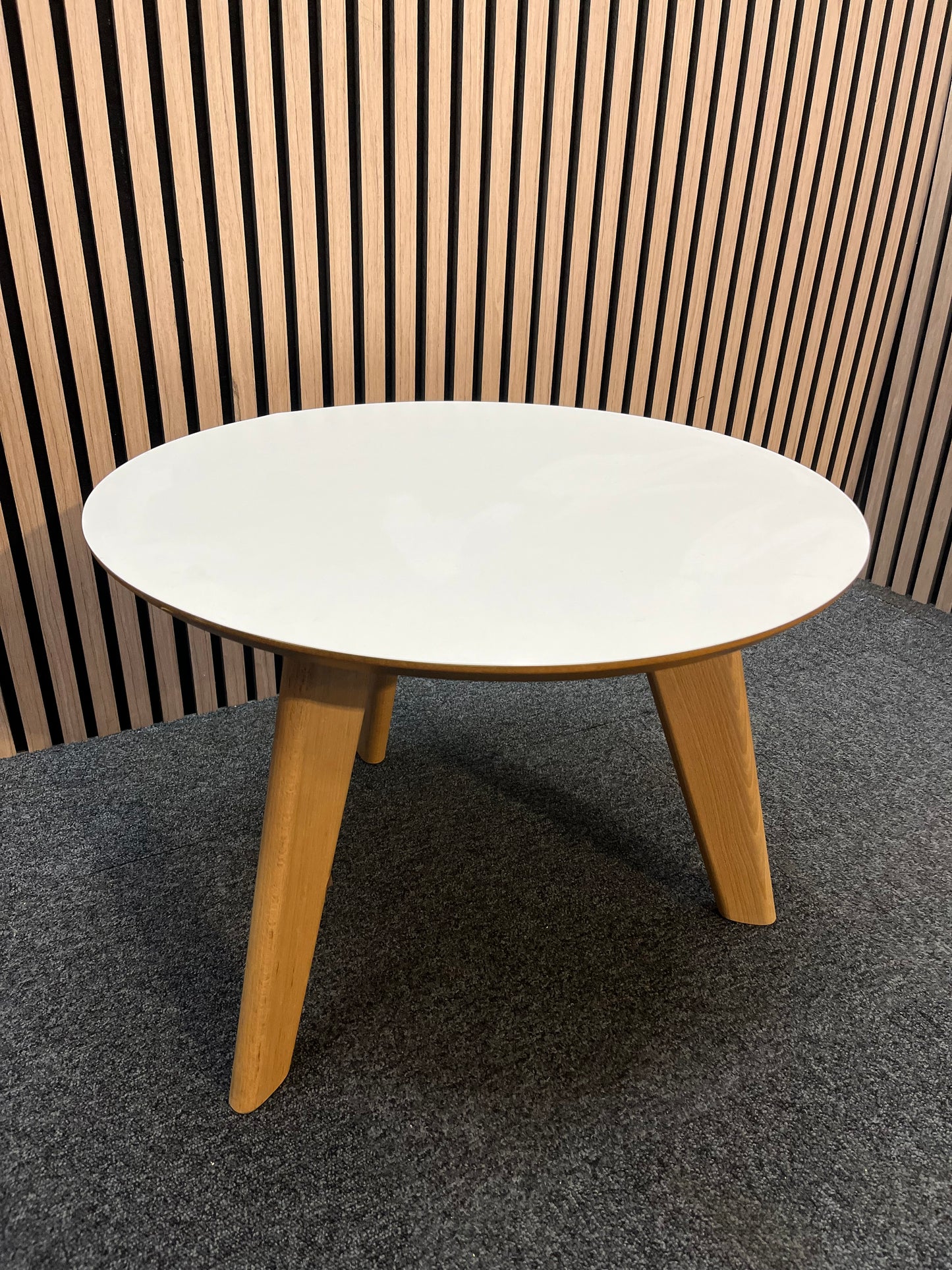 Low circular white laminate coffee table (height 41 x Diameter 60 cm) 3126
