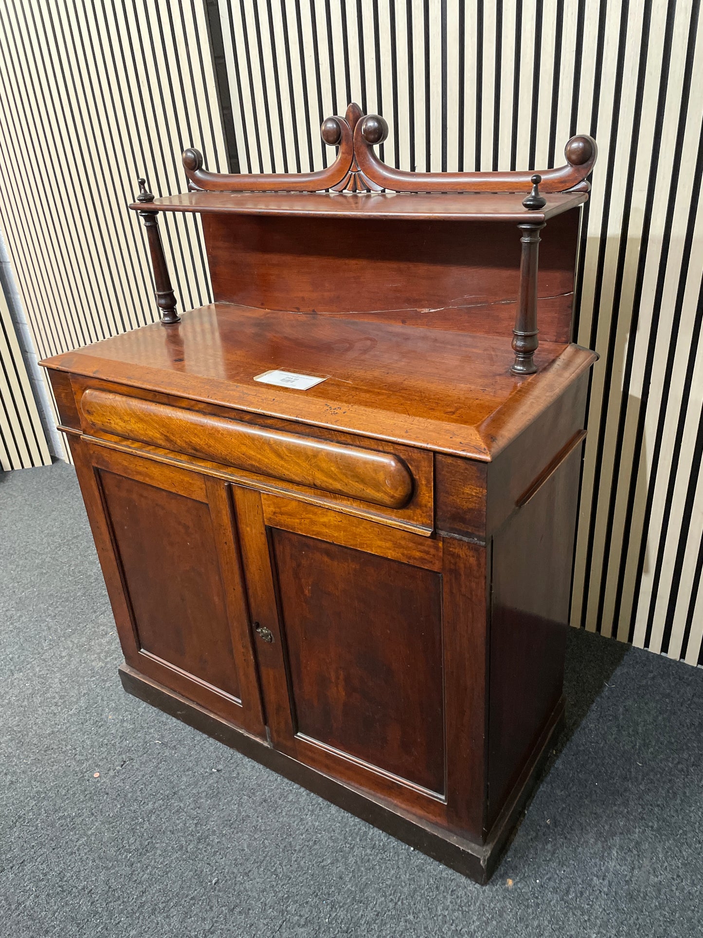 Ornate mahogany cabinet (H 130 x W 97 x D 47 cm) 2425