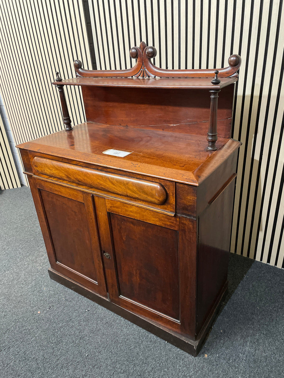 Ornate mahogany cabinet (H 130 x W 97 x D 47 cm) 2425