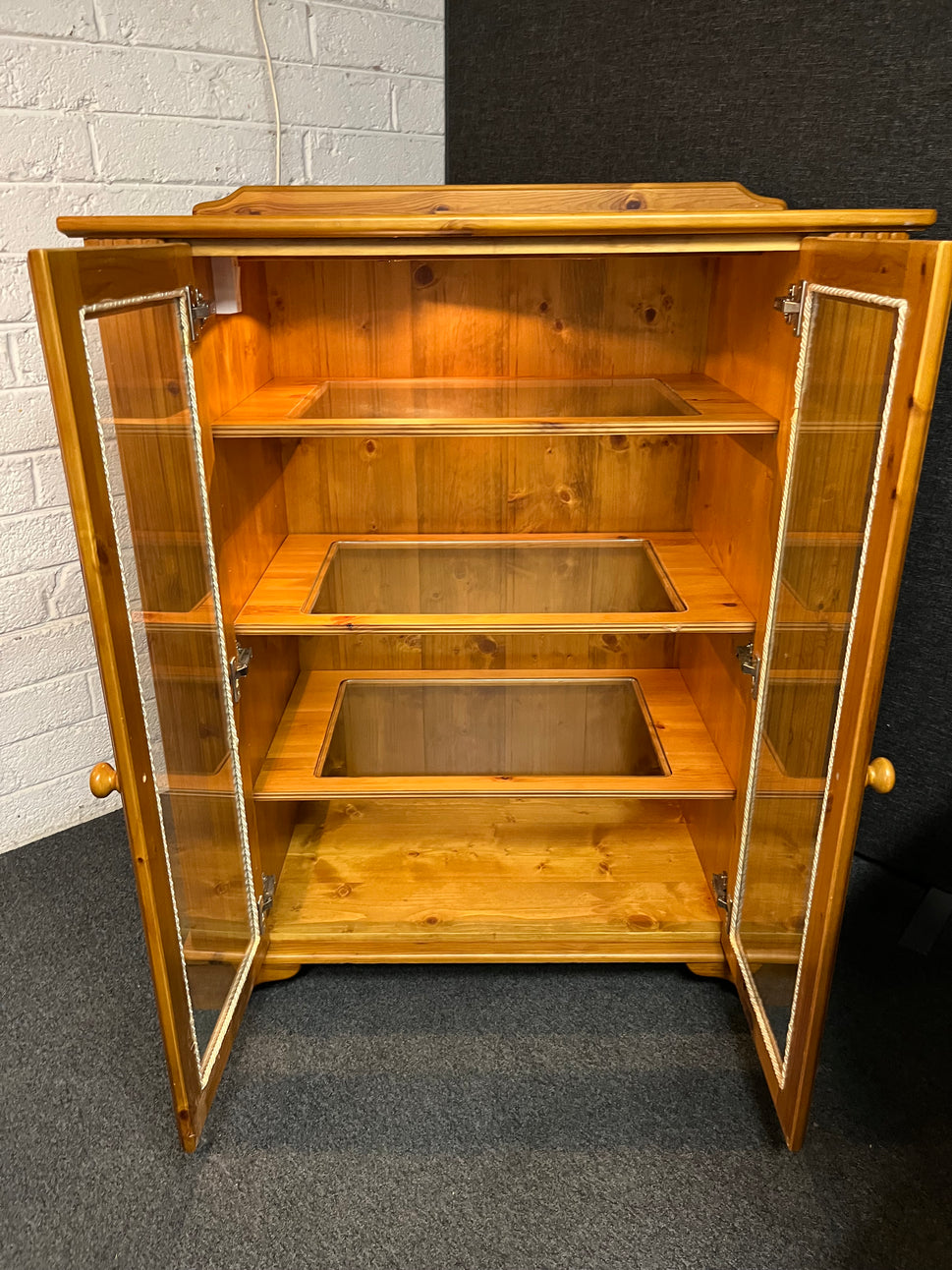Solid pine 2 door glass display unit (H  128 x W  105 x D 58 cm) 3225
