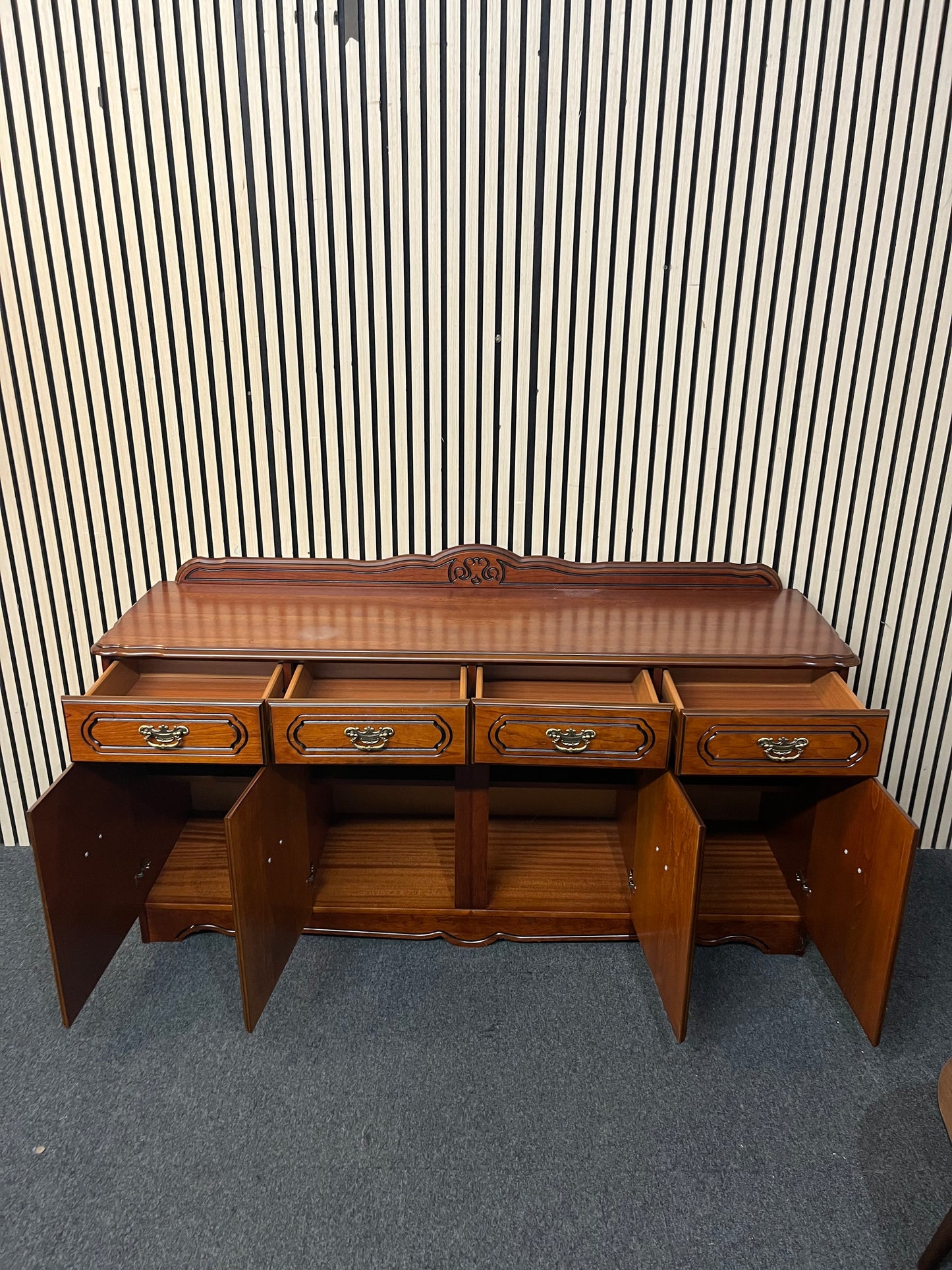 Rossmore mahogany 4 door 4 drawer sideboard with ornate handles (H 84 x W 158 x D 40 cm) 43445
