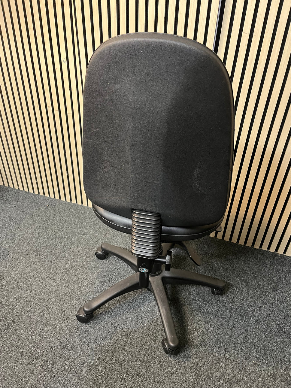 Black Vinyl swivel chair - no arms   3425