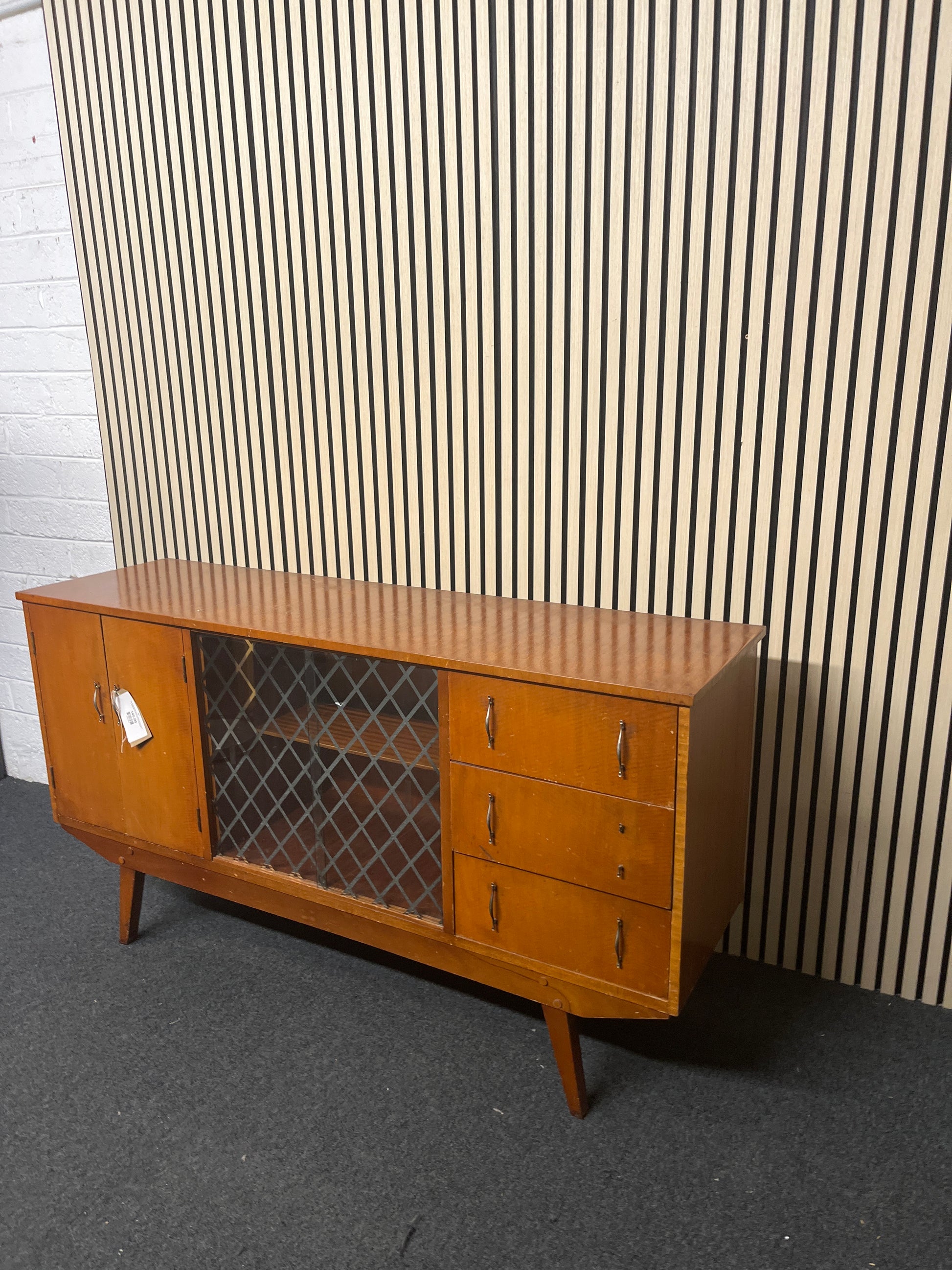 Retro teak stained 2 door 3 drawer glass fronted sideboard (H 83 x W 152 x D 44 cm) 2325