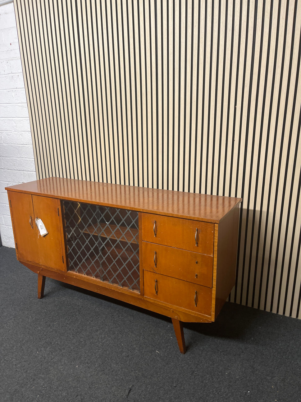 Retro teak stained 2 door 3 drawer glass fronted sideboard (H 83 x W 152 x D 44 cm) 2325