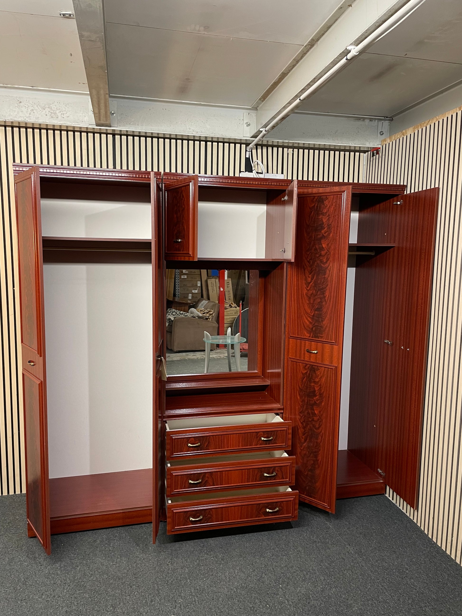 Large mahogany 2 door wardrobe with central mirror (H 210 x W 77 x D 56 cm)