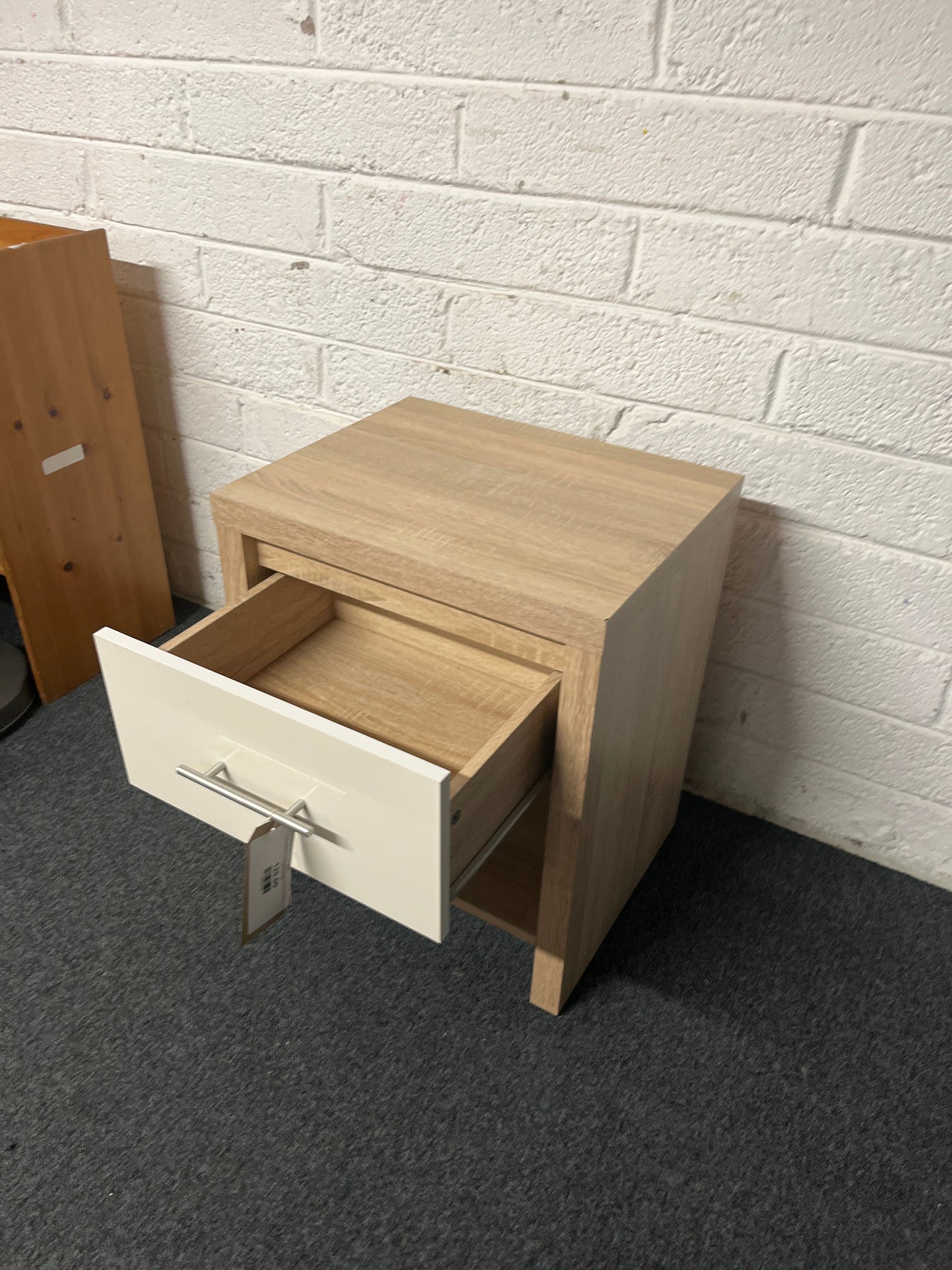 Oak laminate and white gloss bedside locker (H 56 x W 48 x D 42 cm) 2225