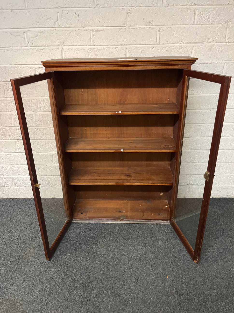 Small oak stained glass display case (H 120 x W 91 x D 32 cm) 1325