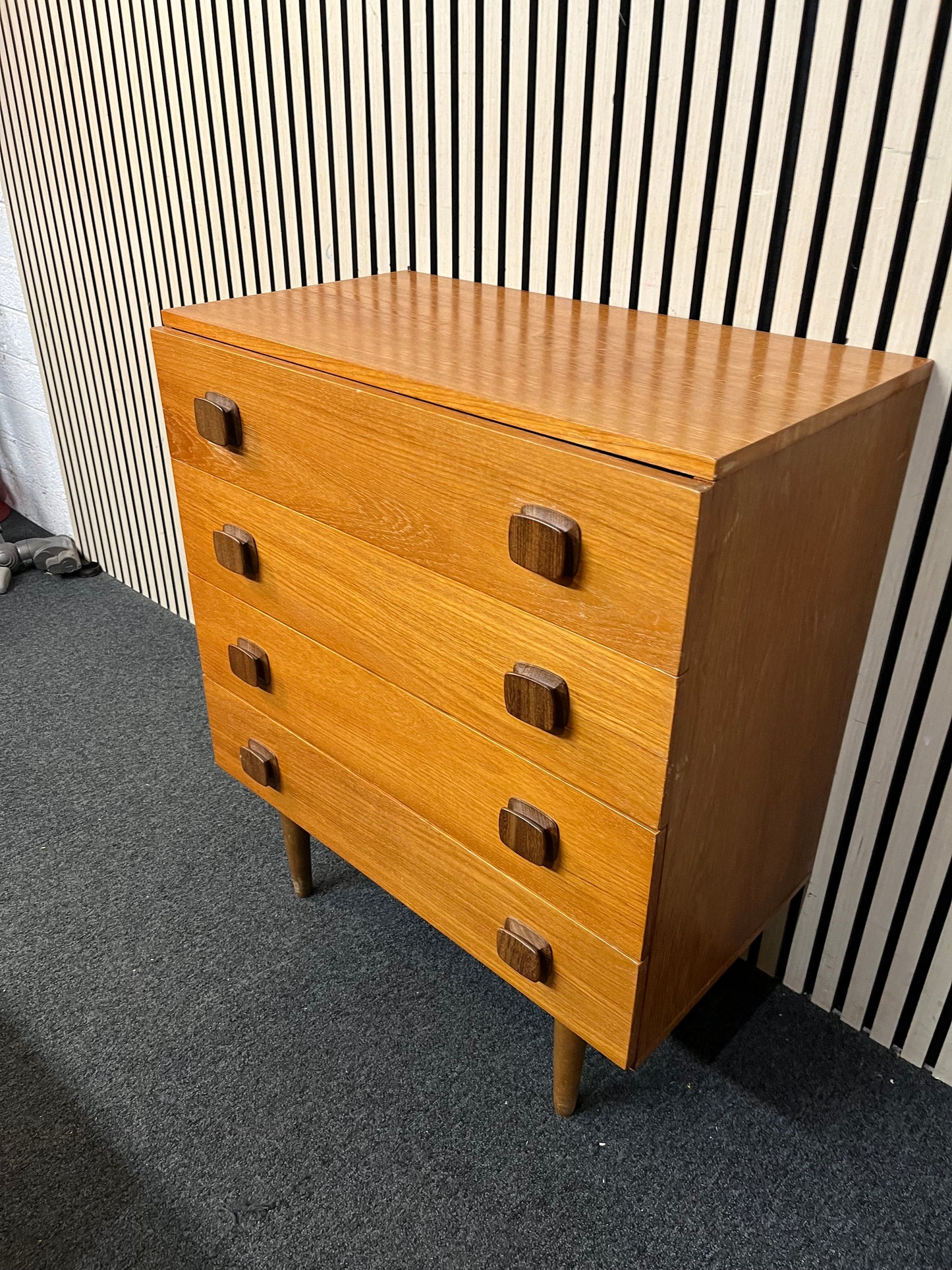 Low mid century teak veneer chest of drawers (H 83 x 71 x D 40 cm) 43499
