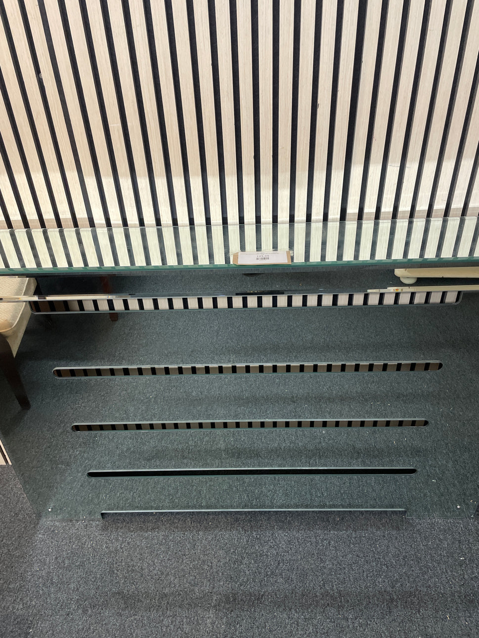 Mirrored glass radiator cabinet (H 89 x W 136 x D 21 cm) 1126