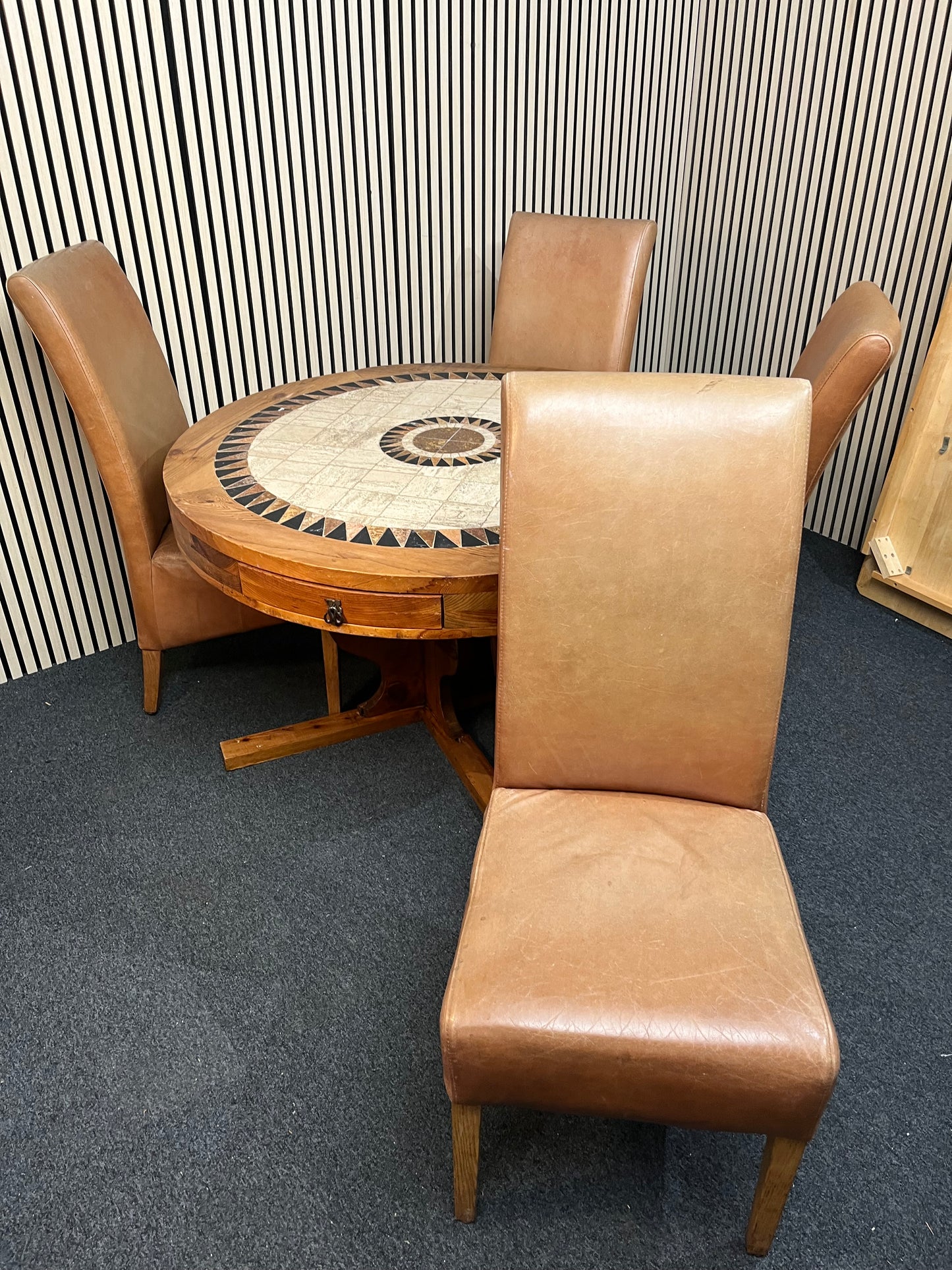 Solid pine and tiled circular table (120 cm diameter), central base with 4 tan leather seats 1425
