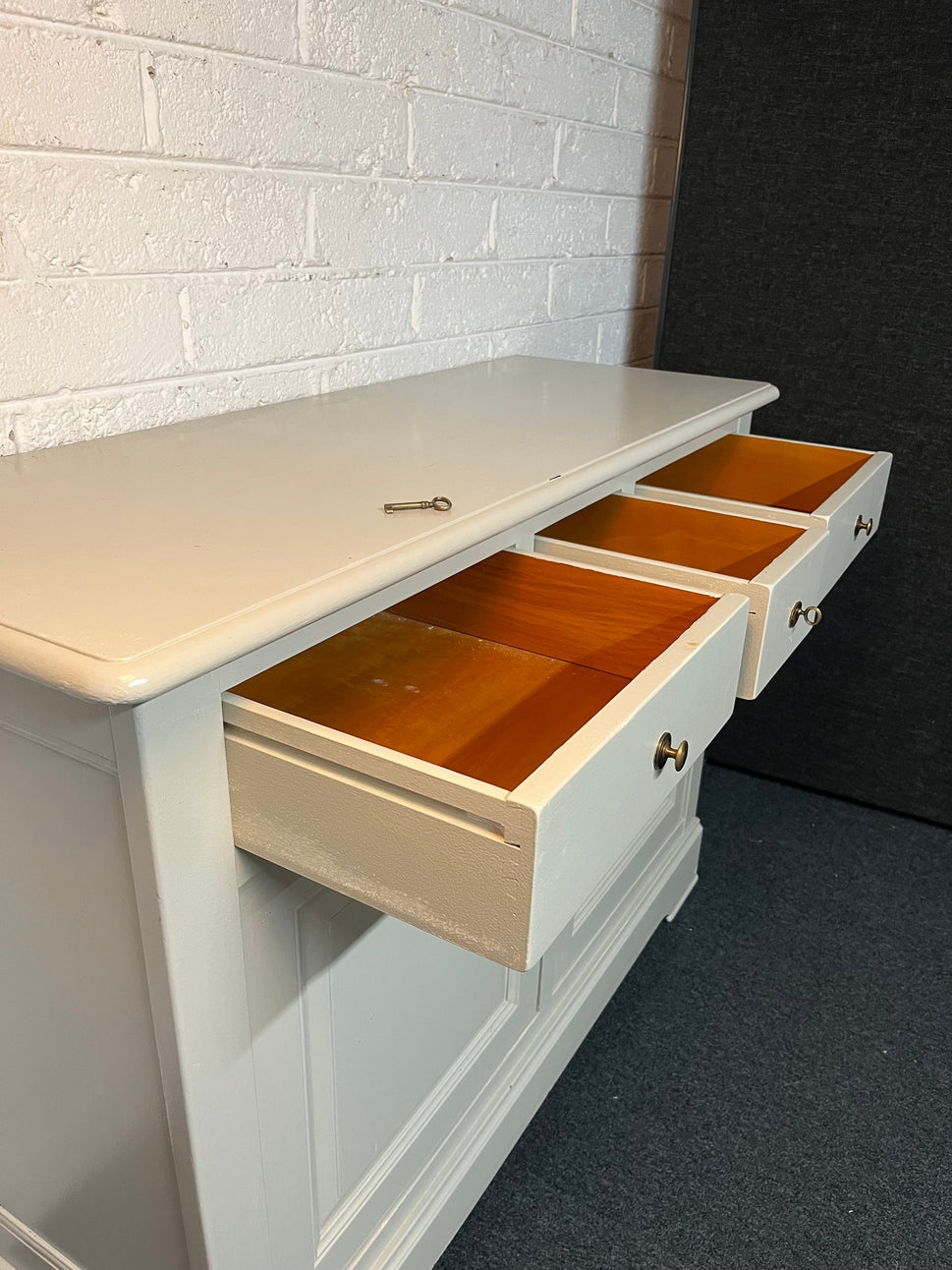 Solid wood white painted large 2 door 3 drawer sideboard (H 100 x W 135 x D 50 cm) 2225