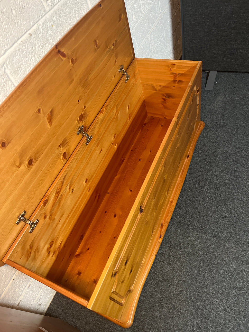 Solid pine slim top open blanket box (H 52 x W 117 x D 55 cm) 2225