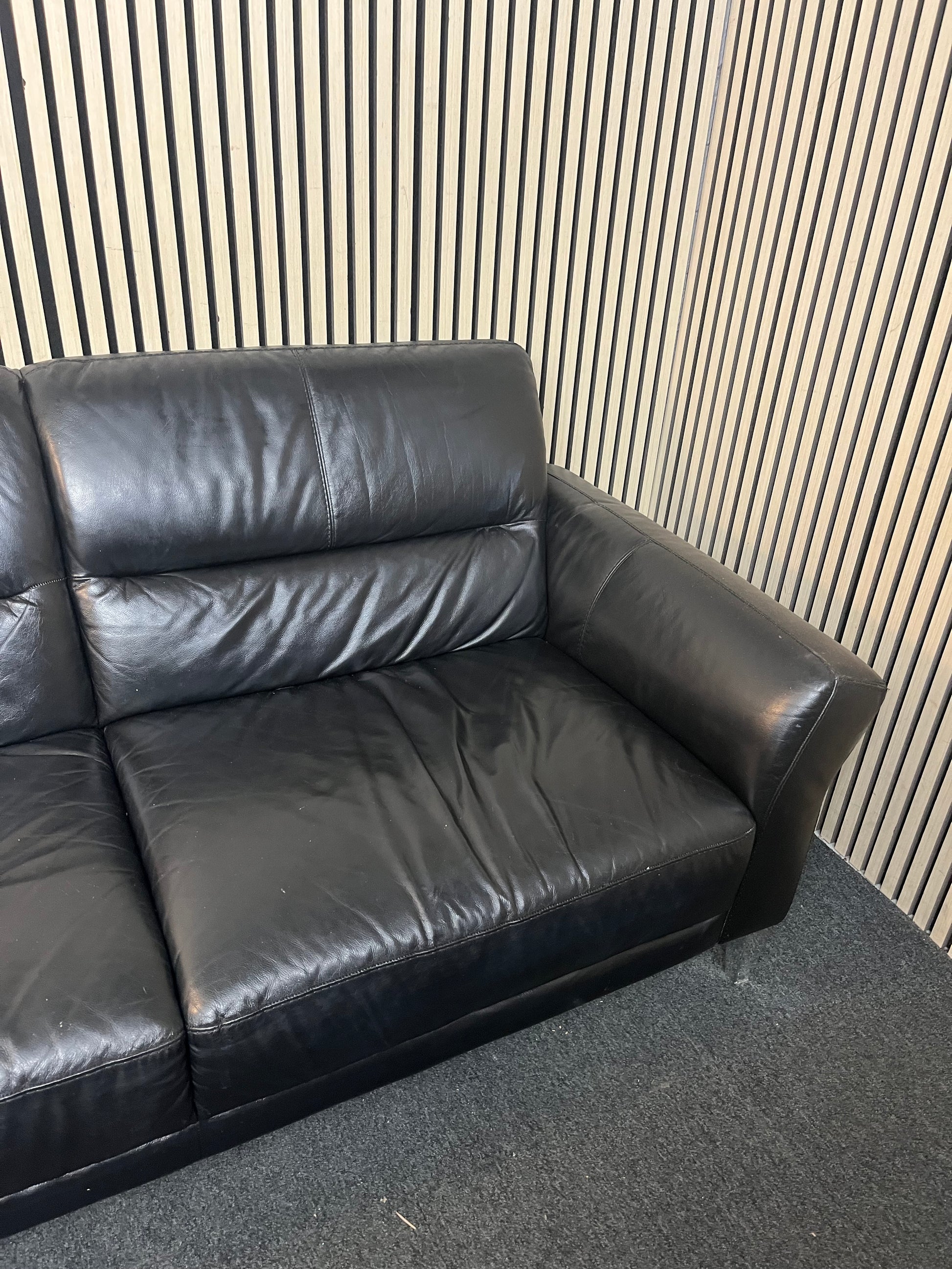 Large 2 seater black leather sofa on metal frame (200 cm width) 43394