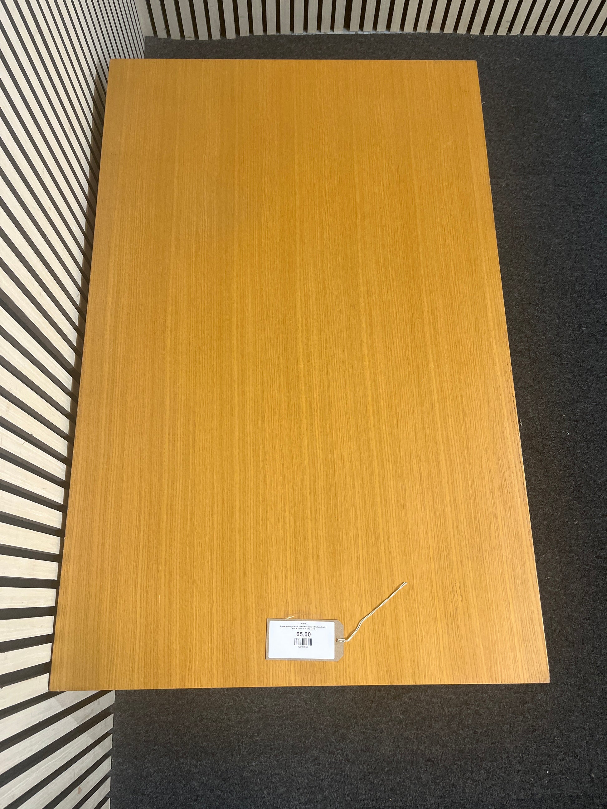 Large rectangular oak low coffee table with glass top (H 40 x W 120 x D 76 cm) 43479