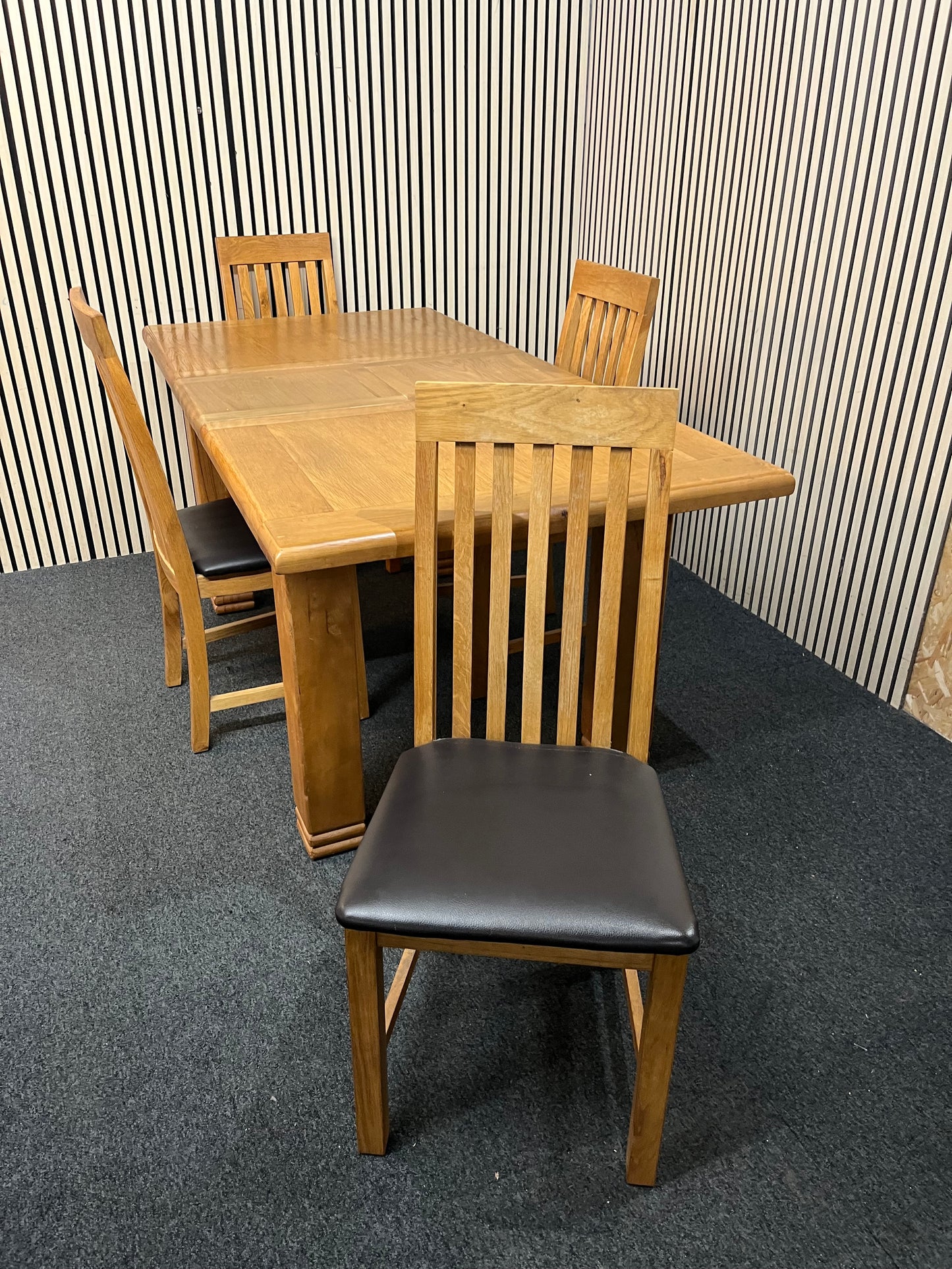 Solid oak large extendable dining table (L 140 - 180 x W 90 cm) with 4 no. matching solid wood chairs with leather seat 43521
