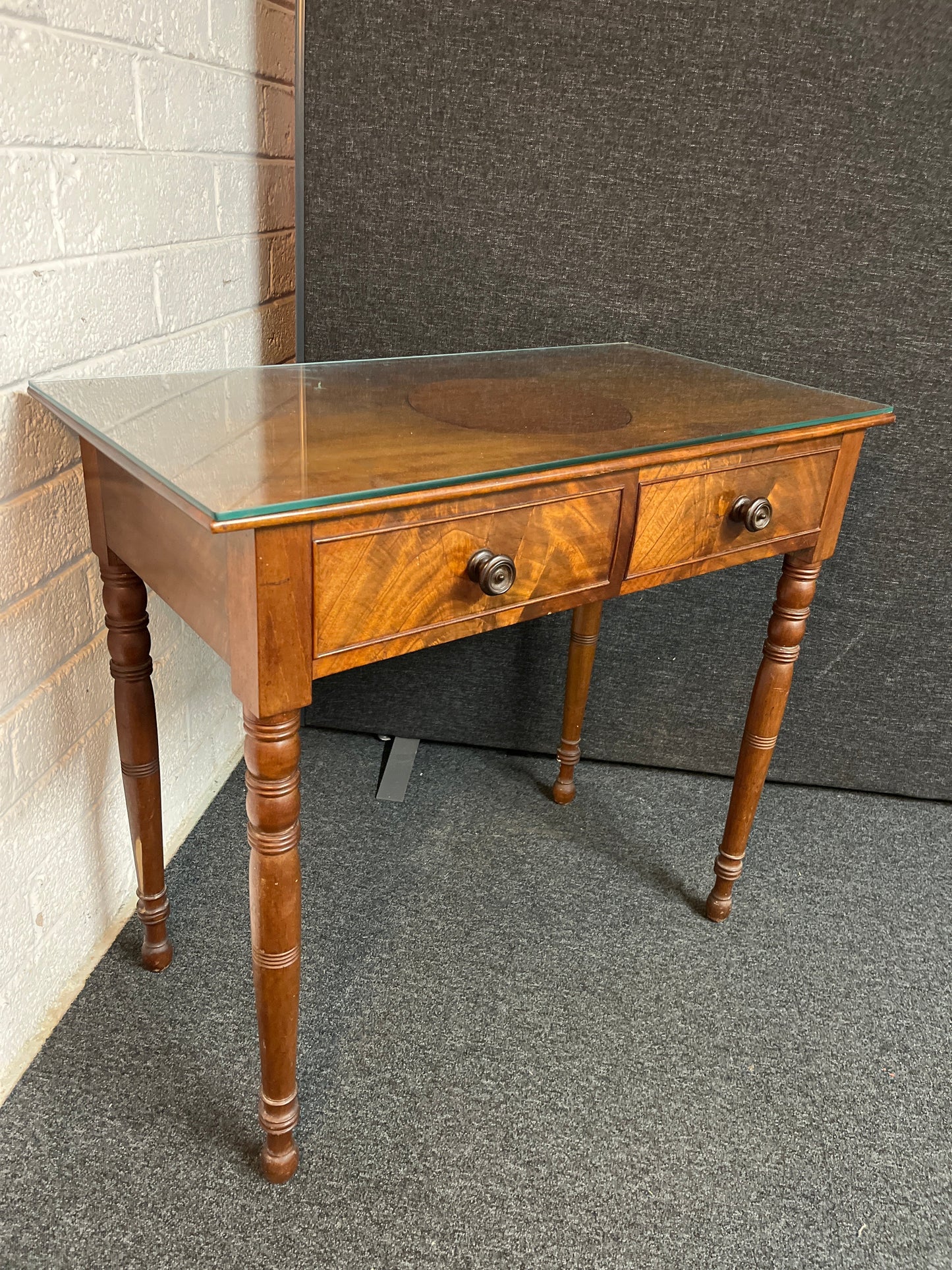 Mahogany antique console table with 2 drawers and glass top (H 83 x W 91 x D 48 cm) 2225