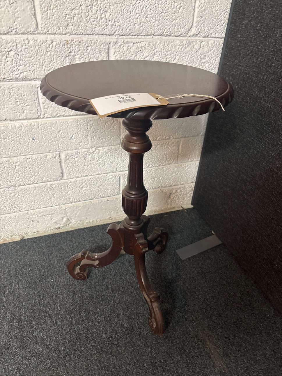Circular mahogany lamp table, central leg 3225
